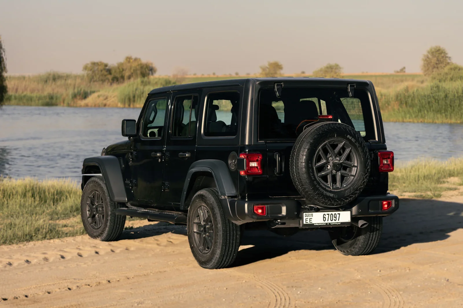 Huren Jeep Wrangler  Zwart 2025 in Abu Dhabi - 10 