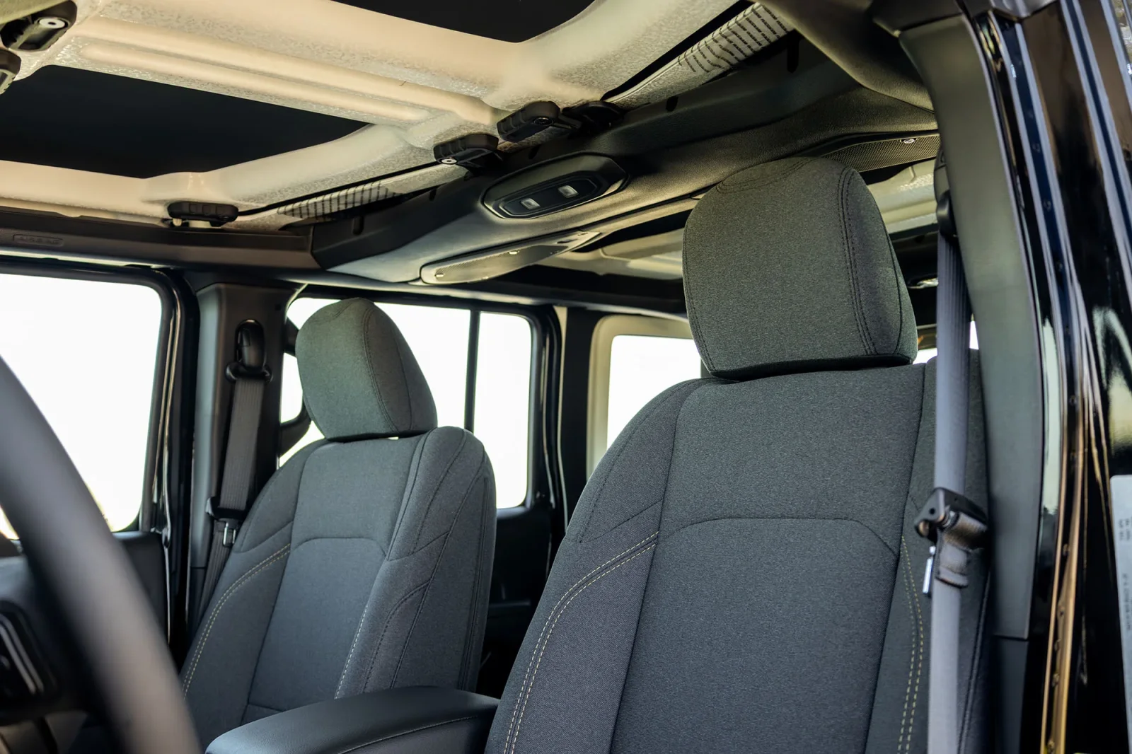 Huren Jeep Wrangler  Zwart 2025 in Abu Dhabi - 13 