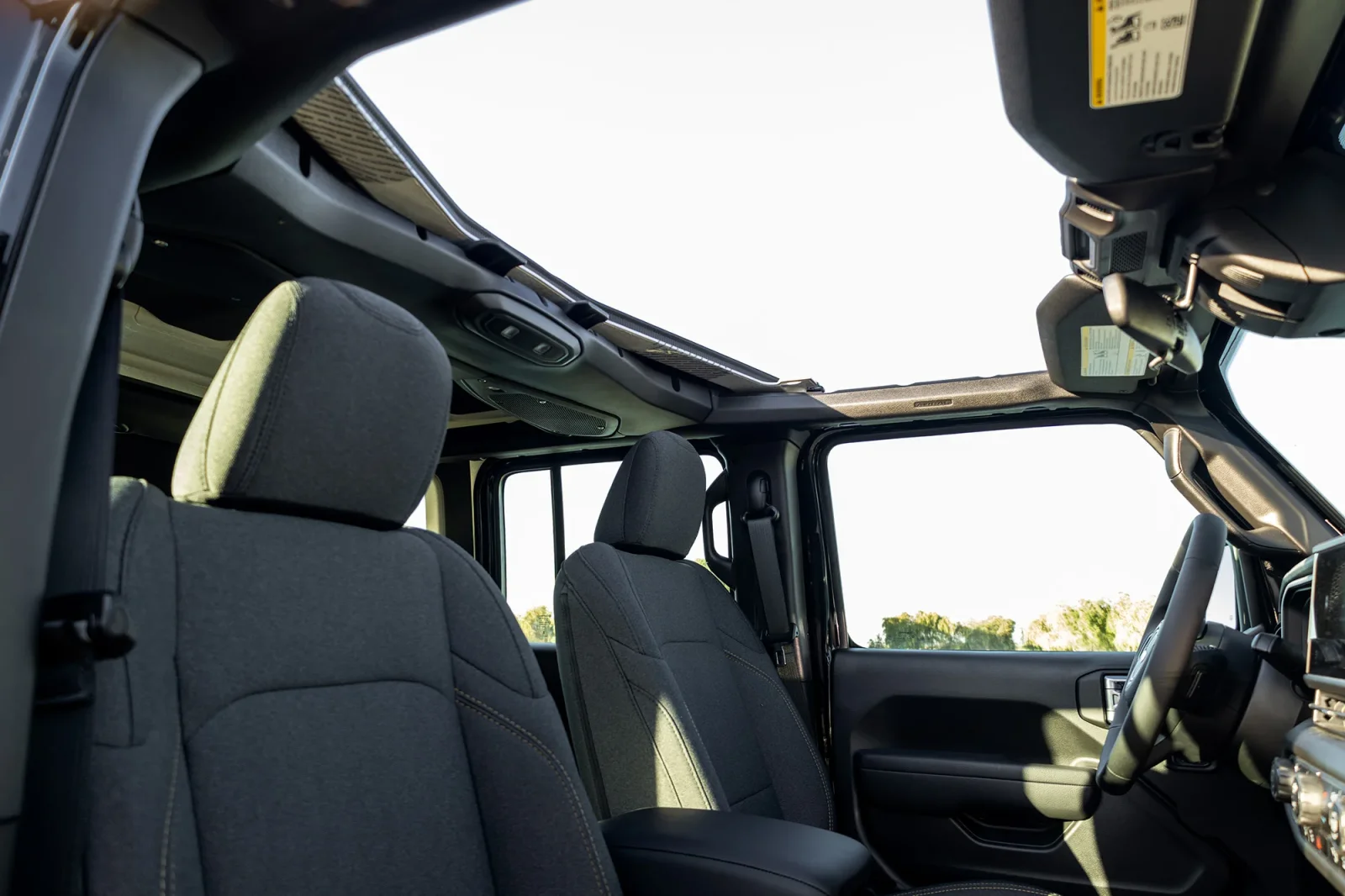 Huren Jeep Wrangler  Zwart 2025 in Abu Dhabi - 5 