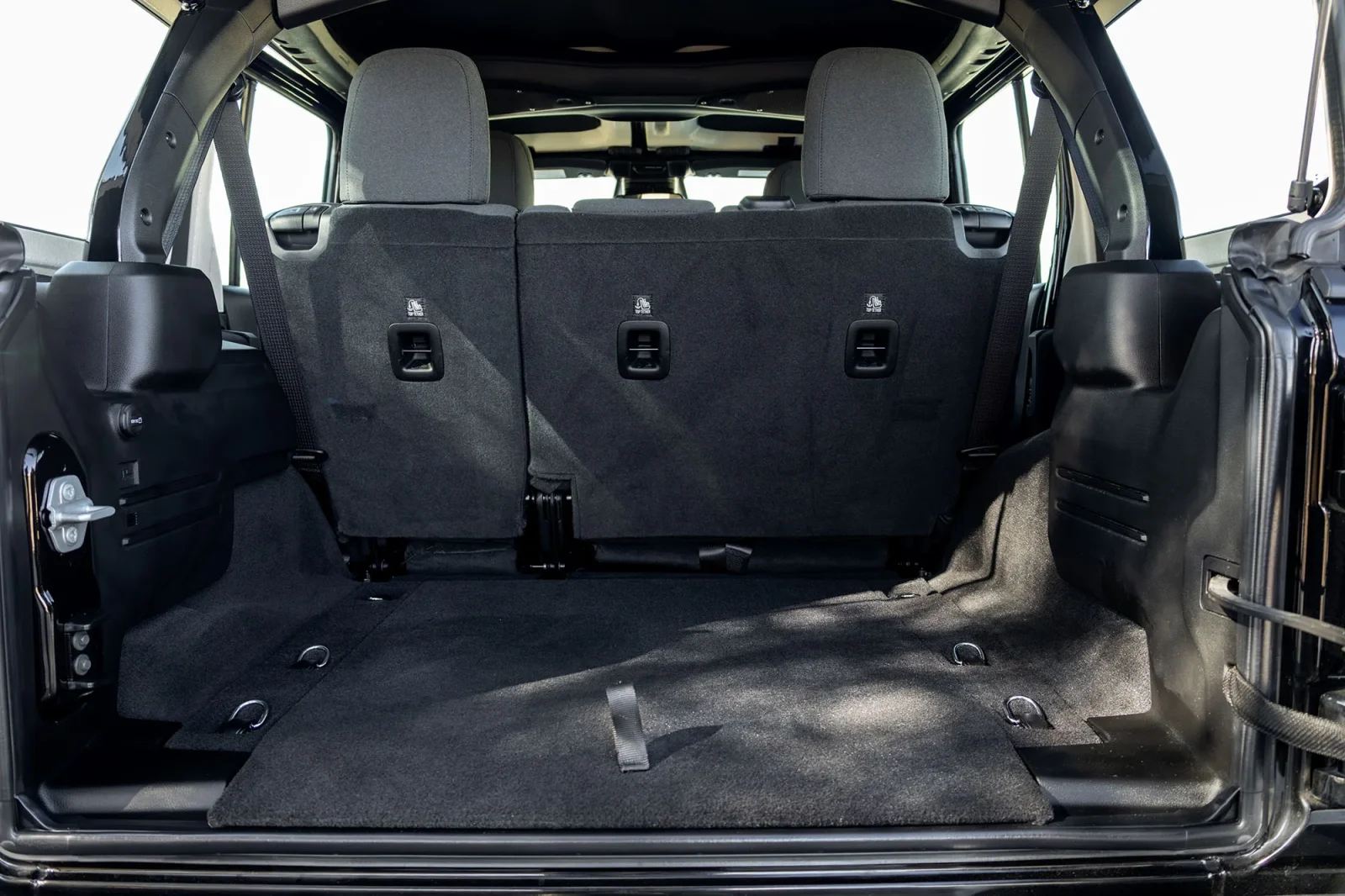 Huren Jeep Wrangler  Zwart 2025 in Abu Dhabi - 14 