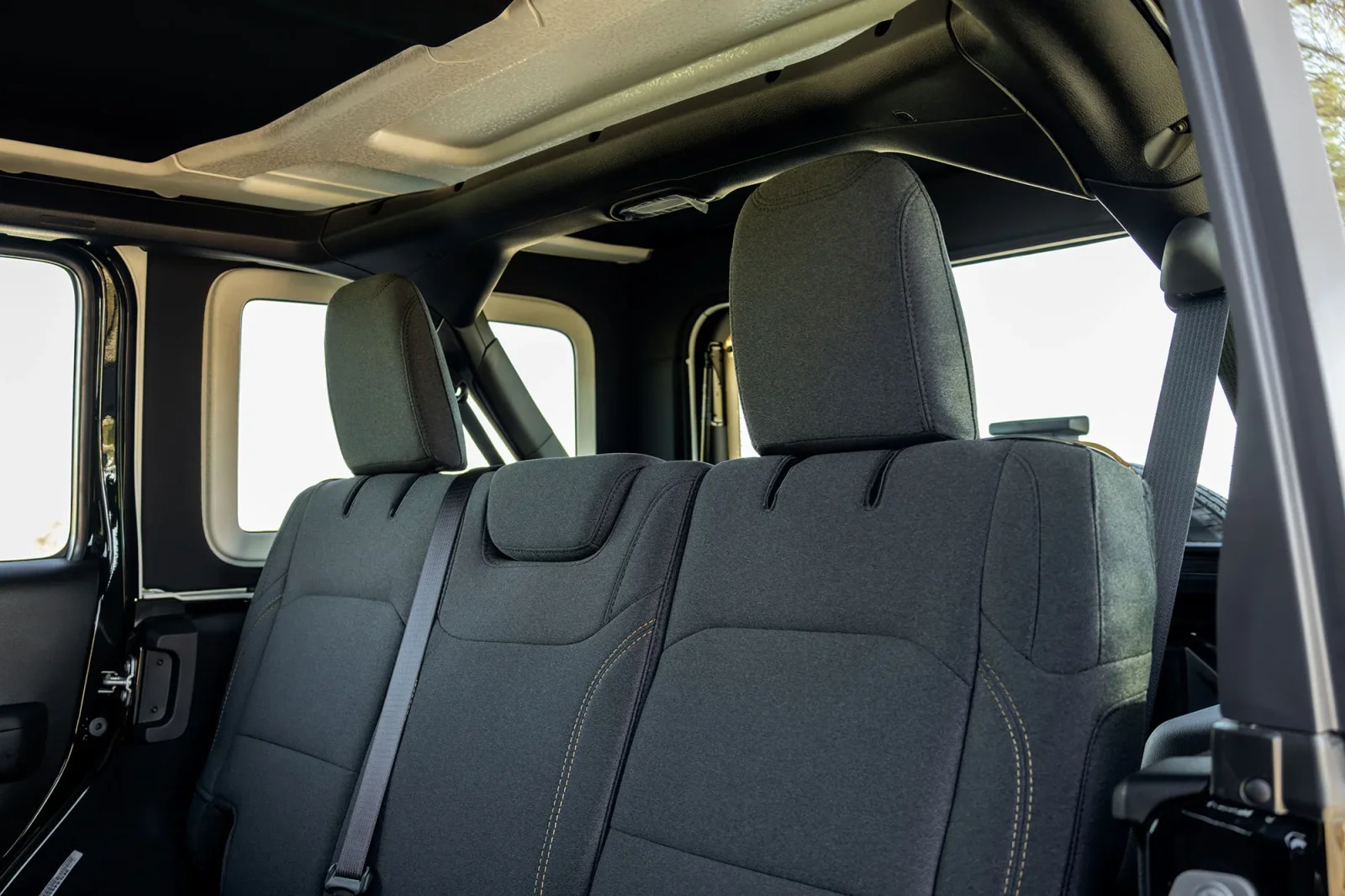 Huren Jeep Wrangler  Zwart 2025 in Abu Dhabi - 6 