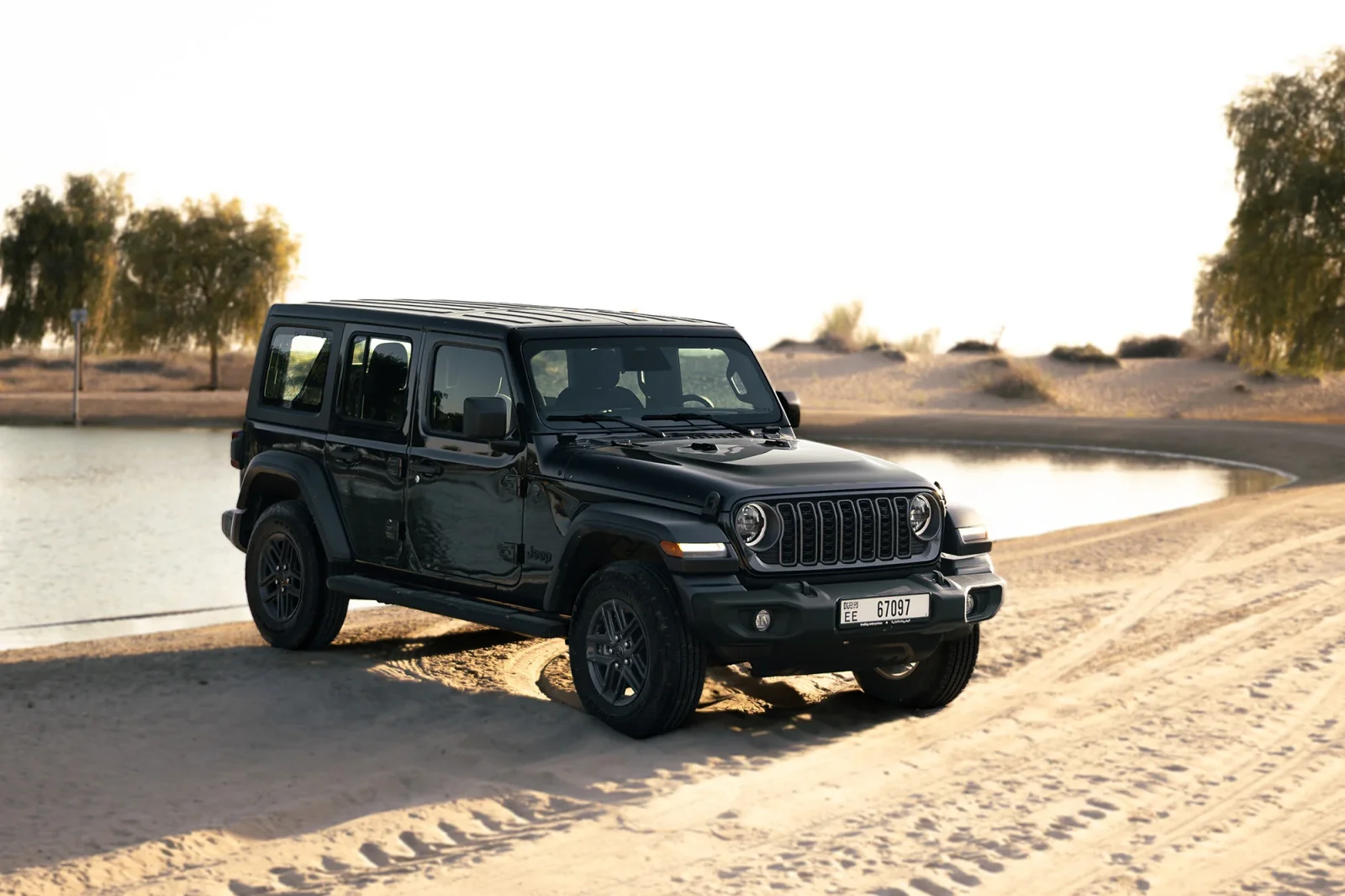 Huren Jeep Wrangler  Zwart 2025 in Abu Dhabi - 7 