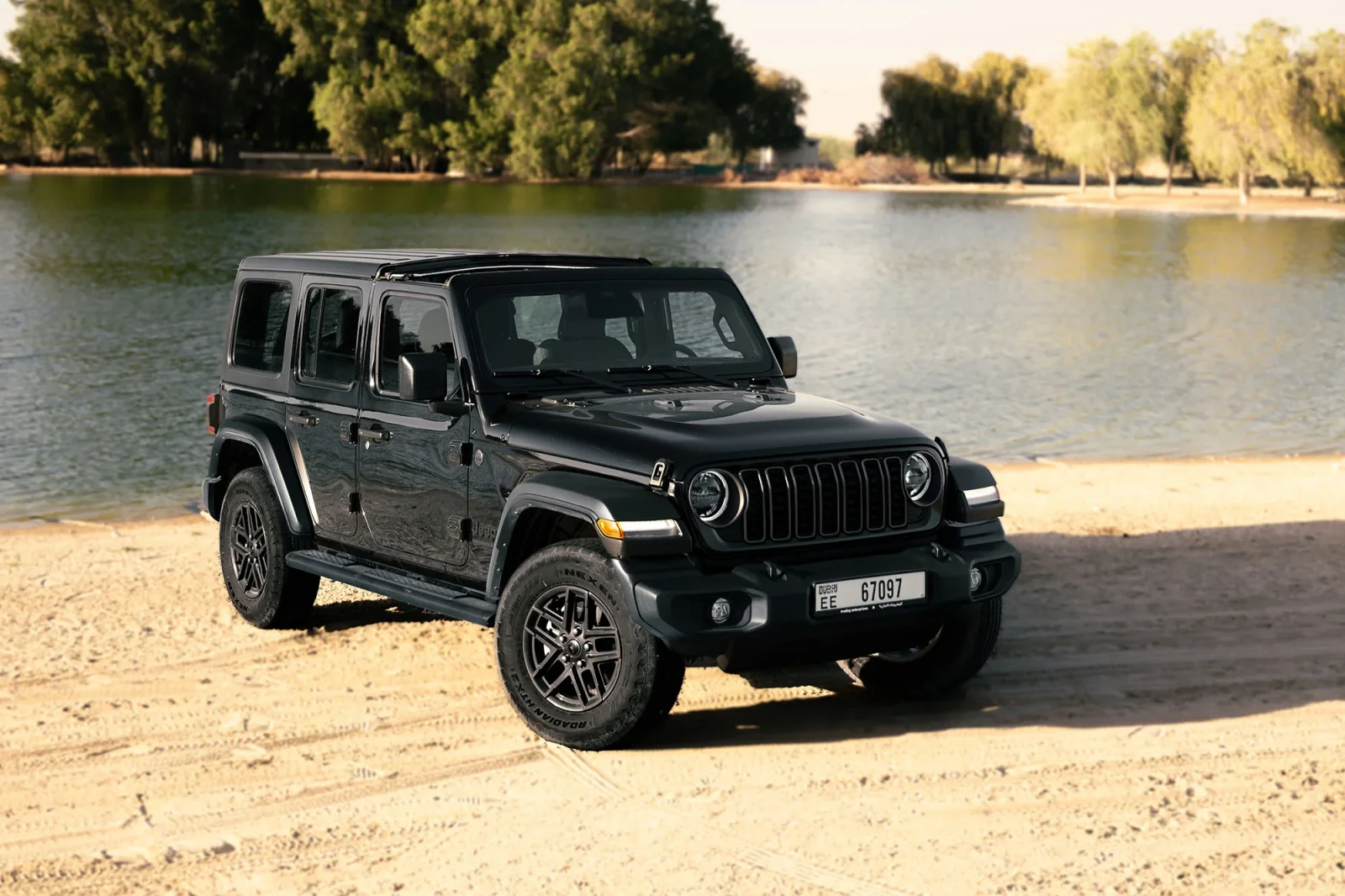 Huren Jeep Wrangler  Zwart 2025 in Abu Dhabi - 2 
