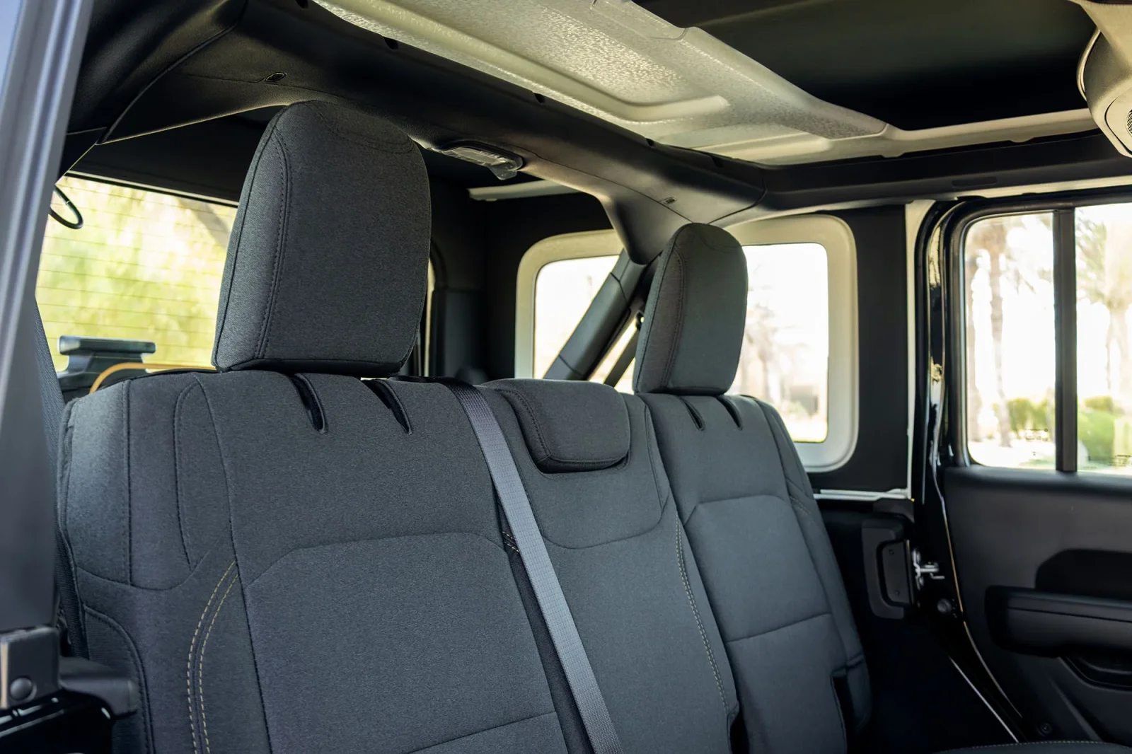 Huren Jeep Wrangler  Zwart 2025 in Abu Dhabi - 12 
