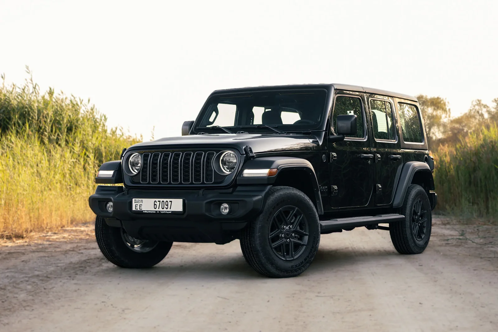 Huren Jeep Wrangler  Zwart 2025 in Abu Dhabi - 9 