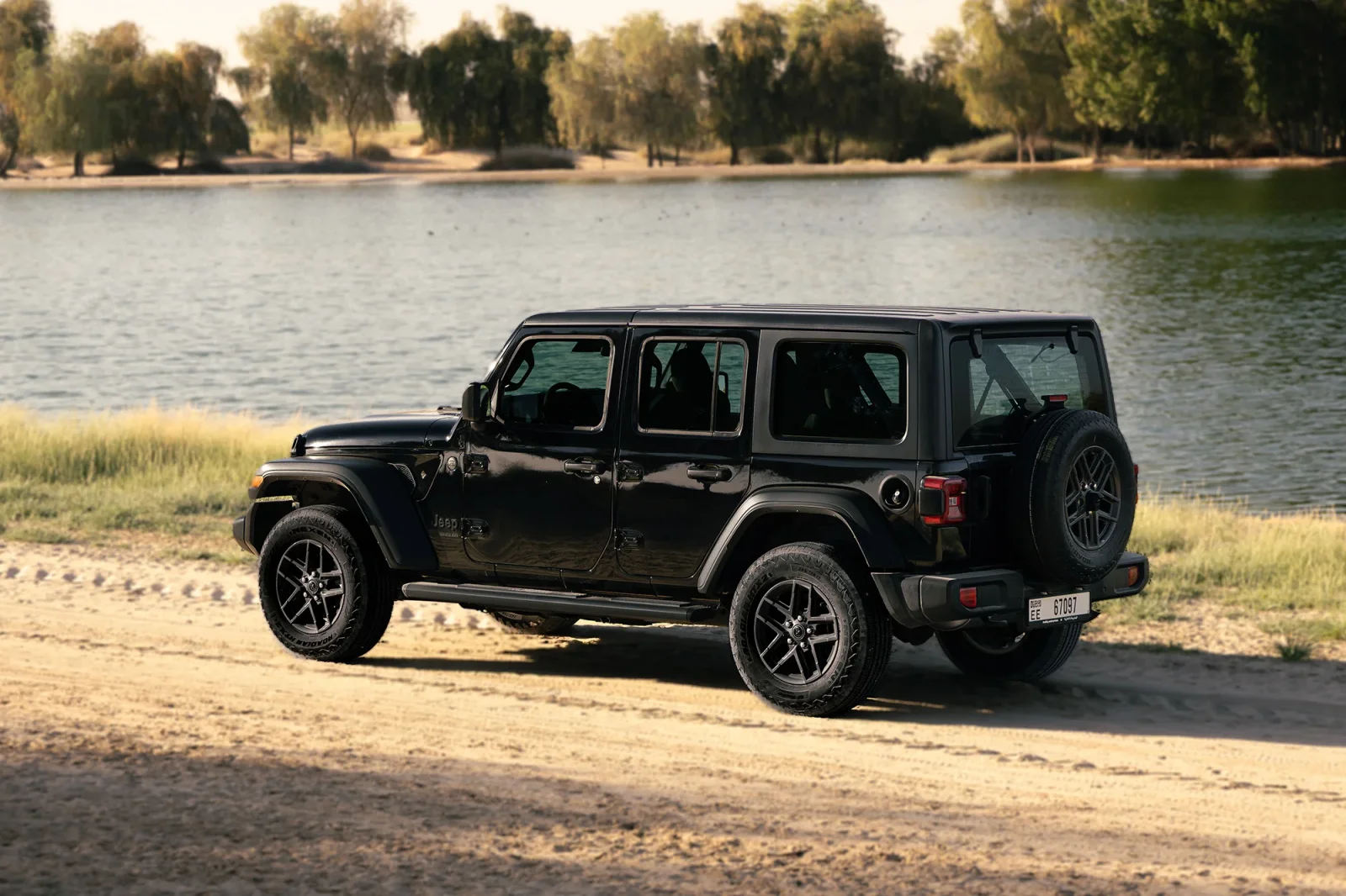 Huren Jeep Wrangler  Zwart 2025 in Abu Dhabi - 3 