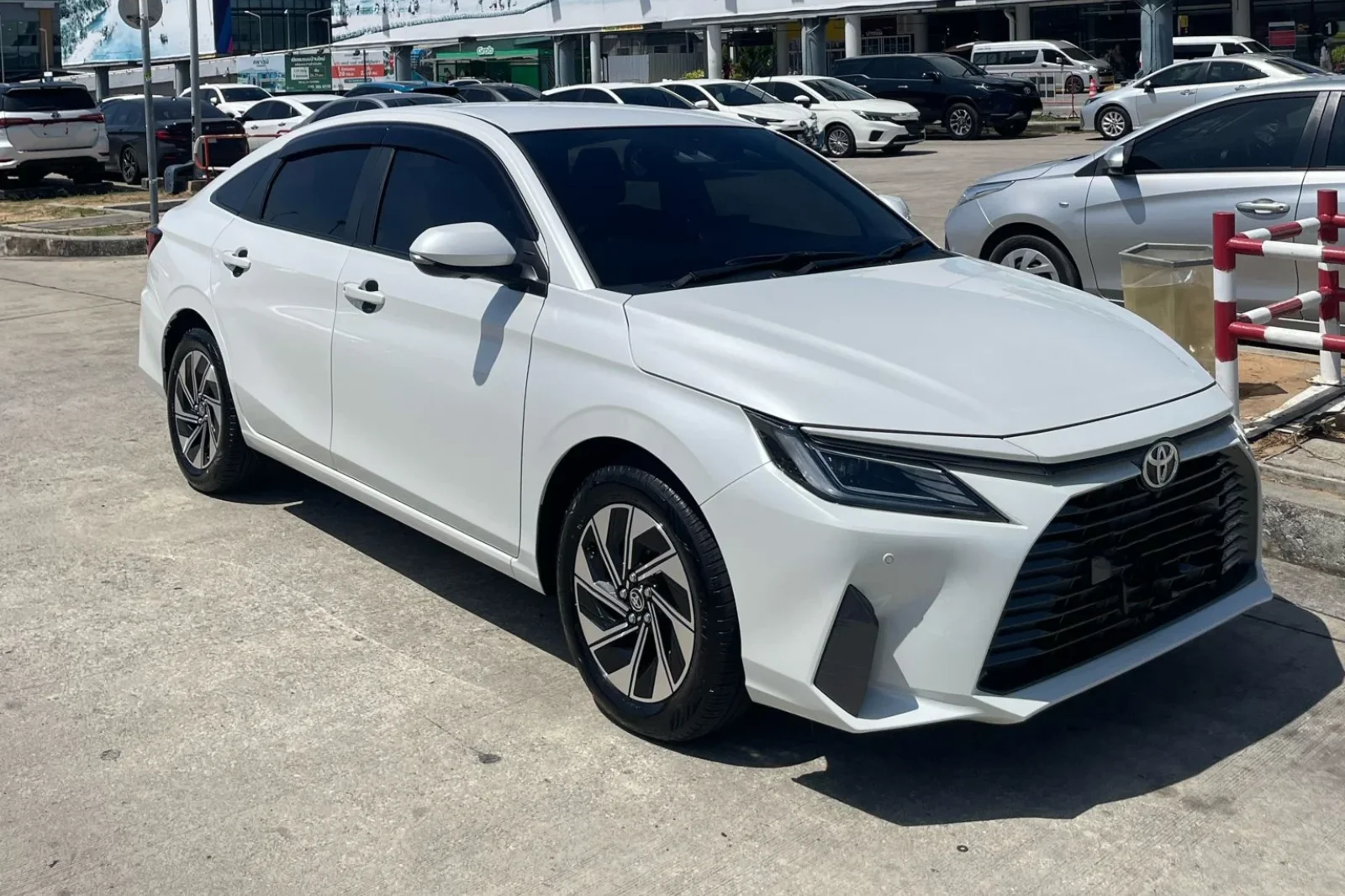 Miete Toyota Yaris Ativ HEV Weiß 2026 in der Phuket