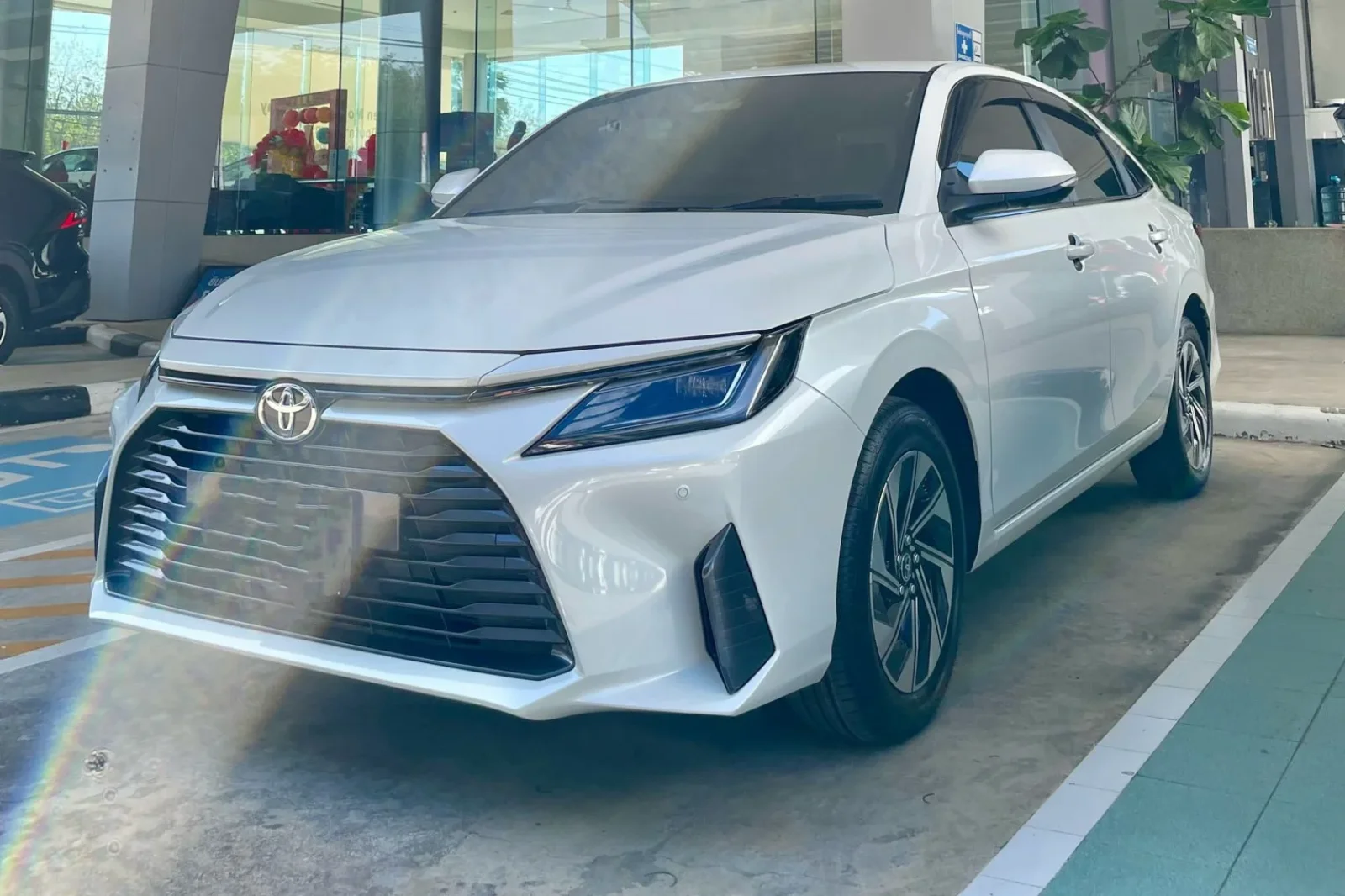 Miete Toyota Yaris Ativ HEV Weiß 2026 in der Phuket - 4 
