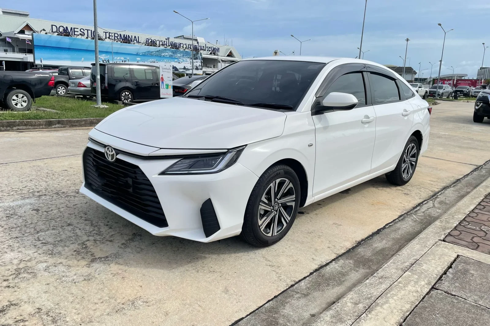 Miete Toyota Yaris Ativ Weiß 2023 in der Phuket
