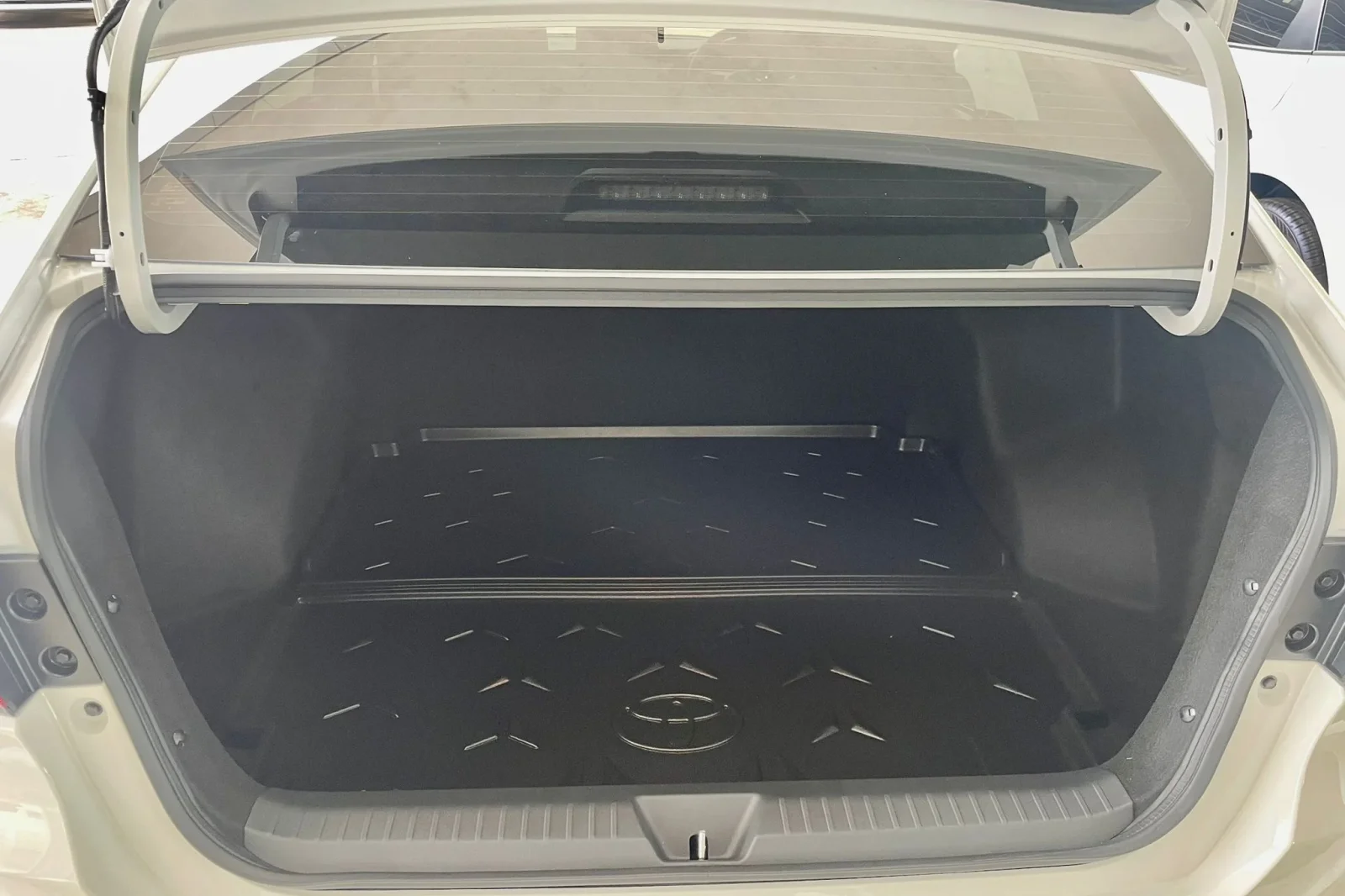 Miete Toyota Yaris Ativ Weiß 2023 in der Phuket - 4 