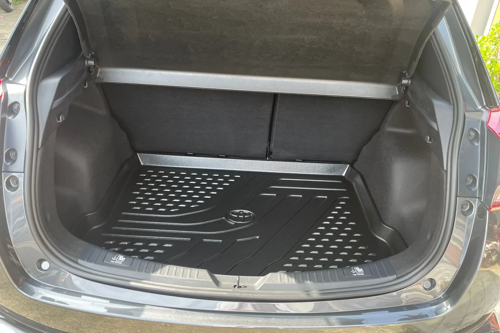 Miete Toyota Yaris  Schwarz 2022 in der Phuket - 5 