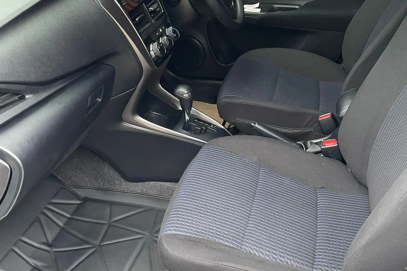 Miete Toyota Yaris  Weiß 2022 in der Phuket - 2 