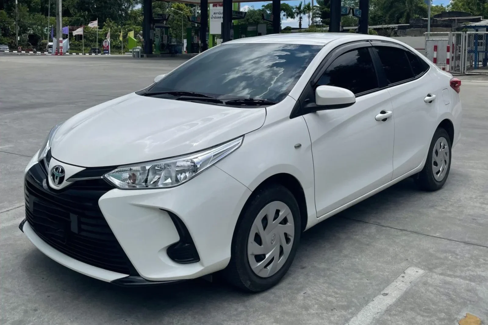 Miete Toyota Yaris Ativ Weiß 2022 in der Phuket