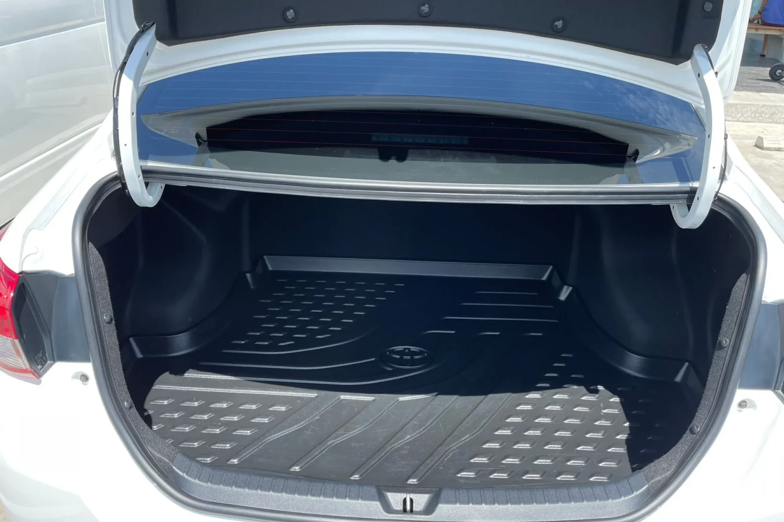 Miete Toyota Yaris Ativ Weiß 2022 in der Phuket - 4 