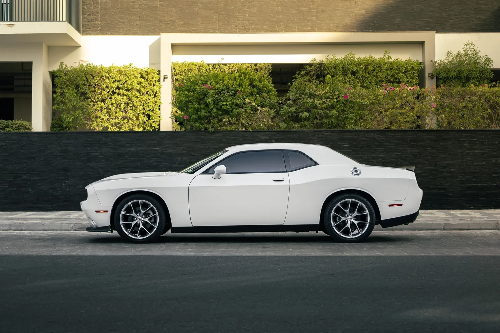 Huren Dodge Challenger GT Wit 2023 in Abu Dhabi - 8 