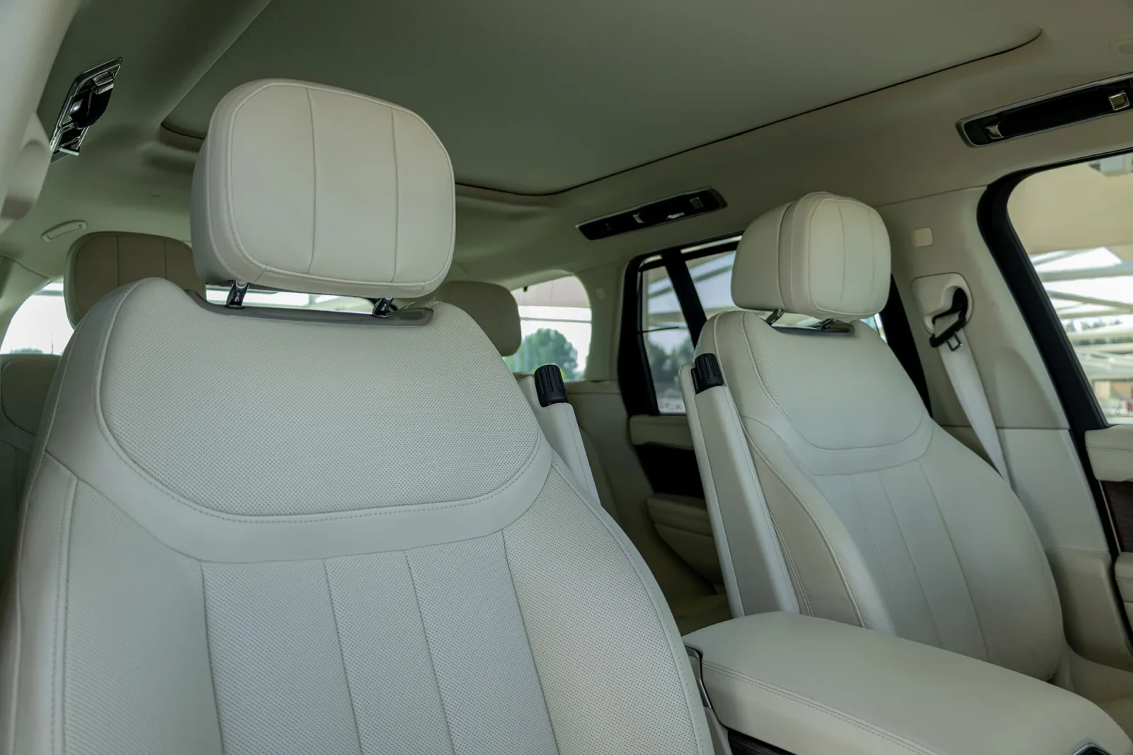 Rent Land Rover Range Rover HSE Black 2023 in Abu Dhabi - 5 