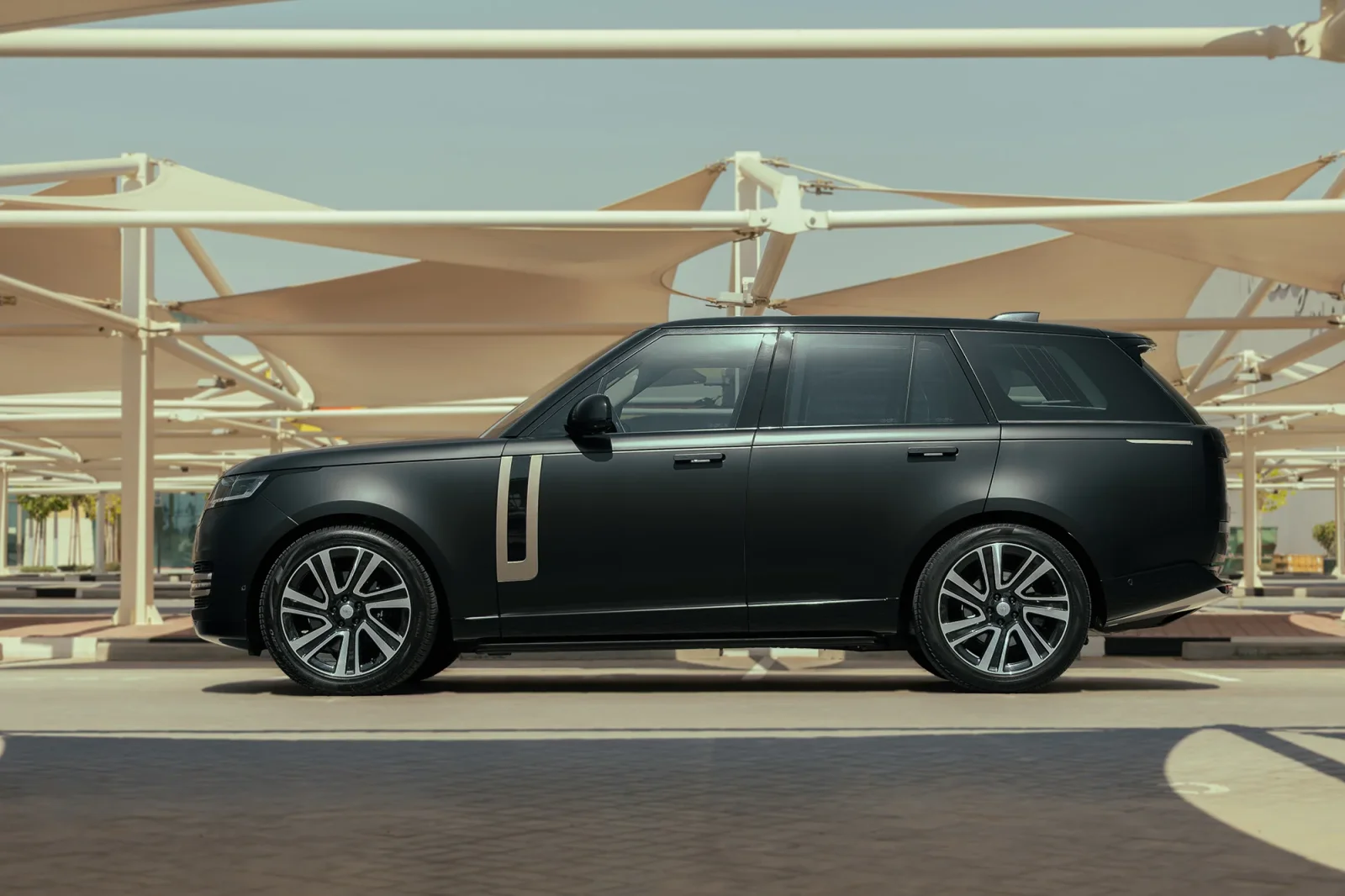 Rent Land Rover Range Rover HSE Black 2023 in Abu Dhabi - 8 