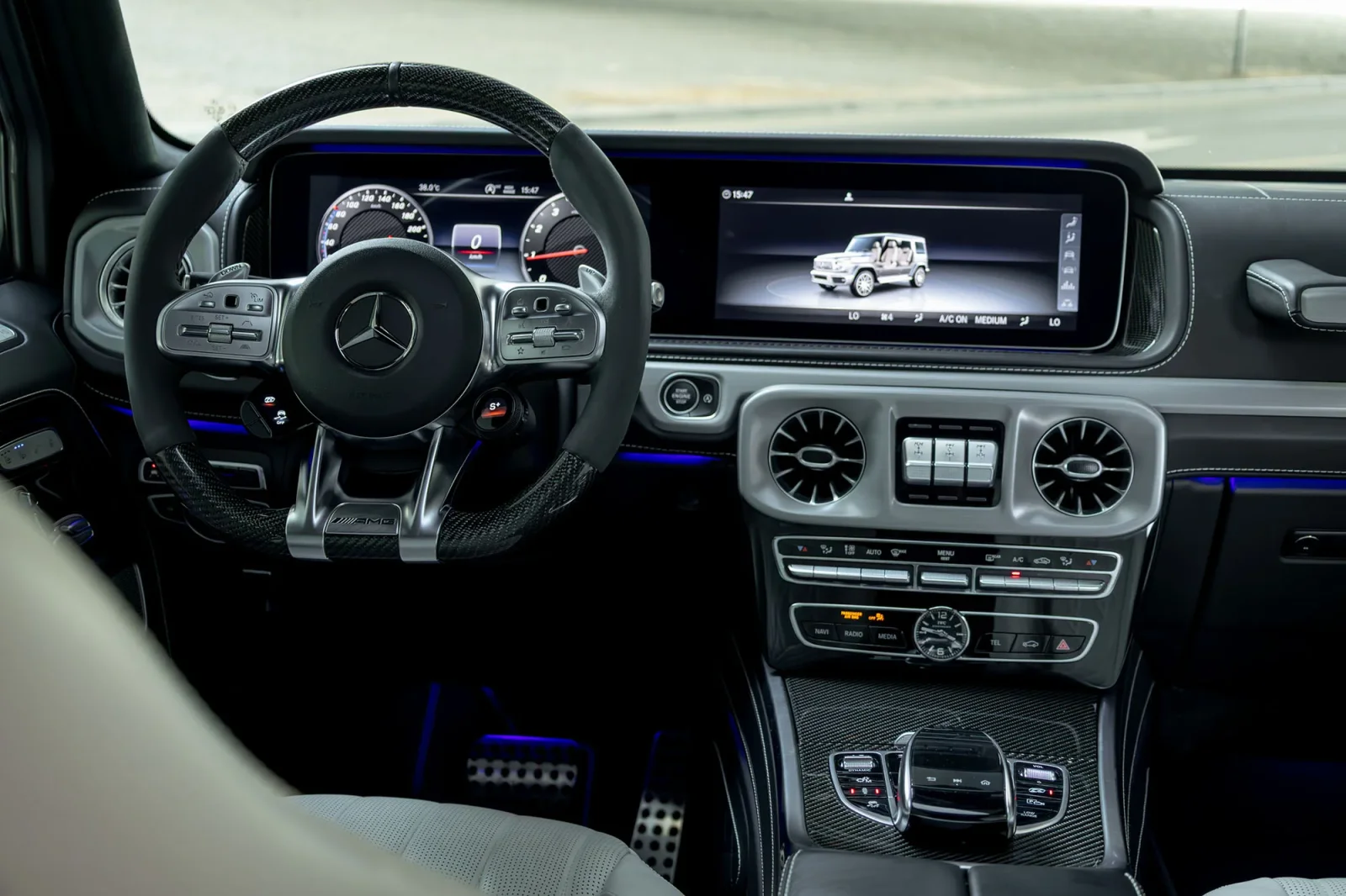 Alquiler Mercedes-Benz G-Class 63 AMG Gris 2025 en Abu Dabi - 3 