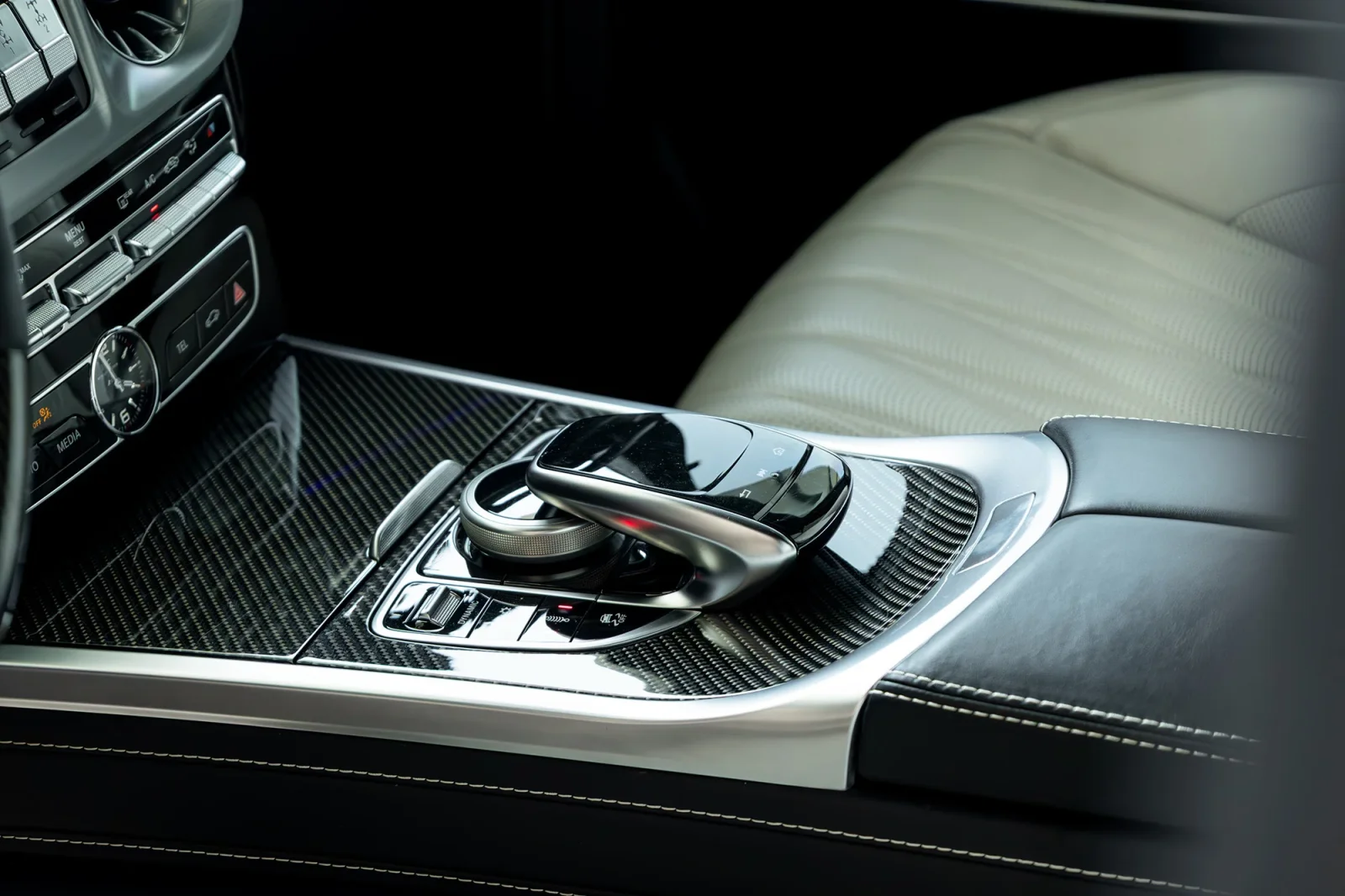 Alquiler Mercedes-Benz G-Class 63 AMG Gris 2025 en Abu Dabi - 11 