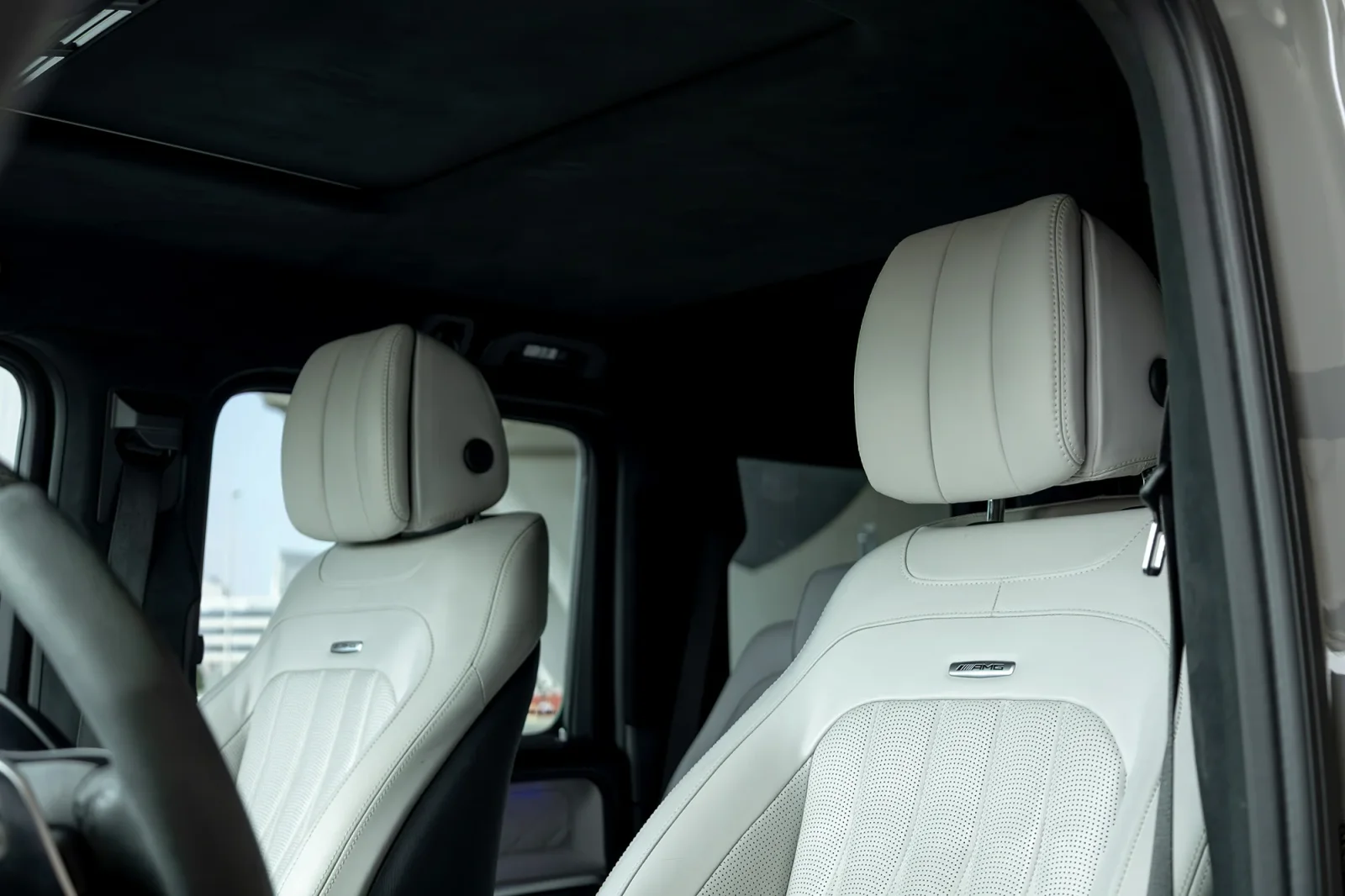 Alquiler Mercedes-Benz G-Class 63 AMG Gris 2025 en Abu Dabi - 4 