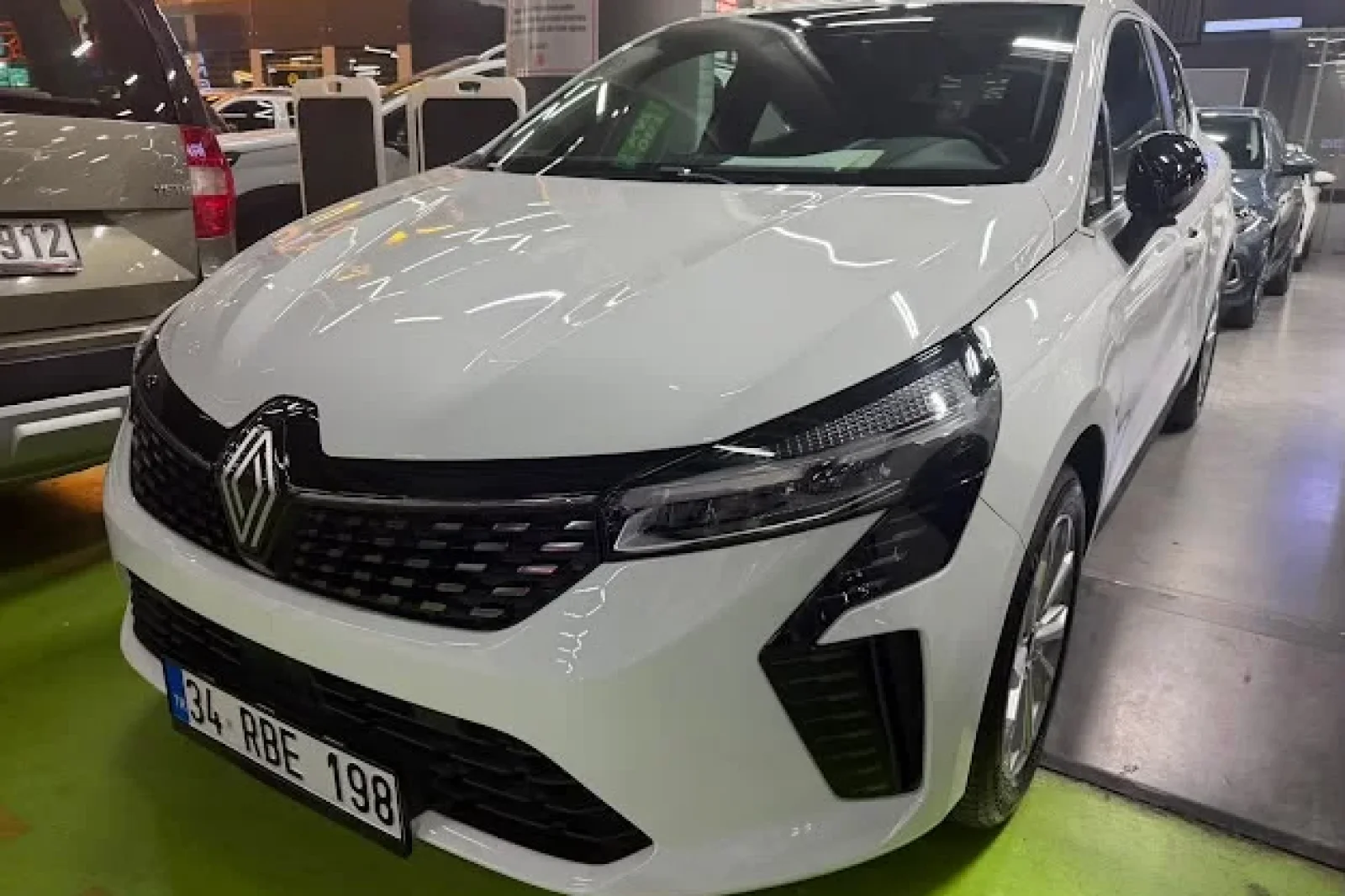 Kiralık Renault Clio  Beyaz 2026 içinde İstanbul