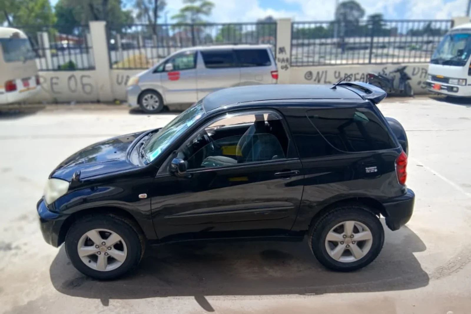 Аренда Toyota RAV4  Черный 2005 в Zanzibar - 2 