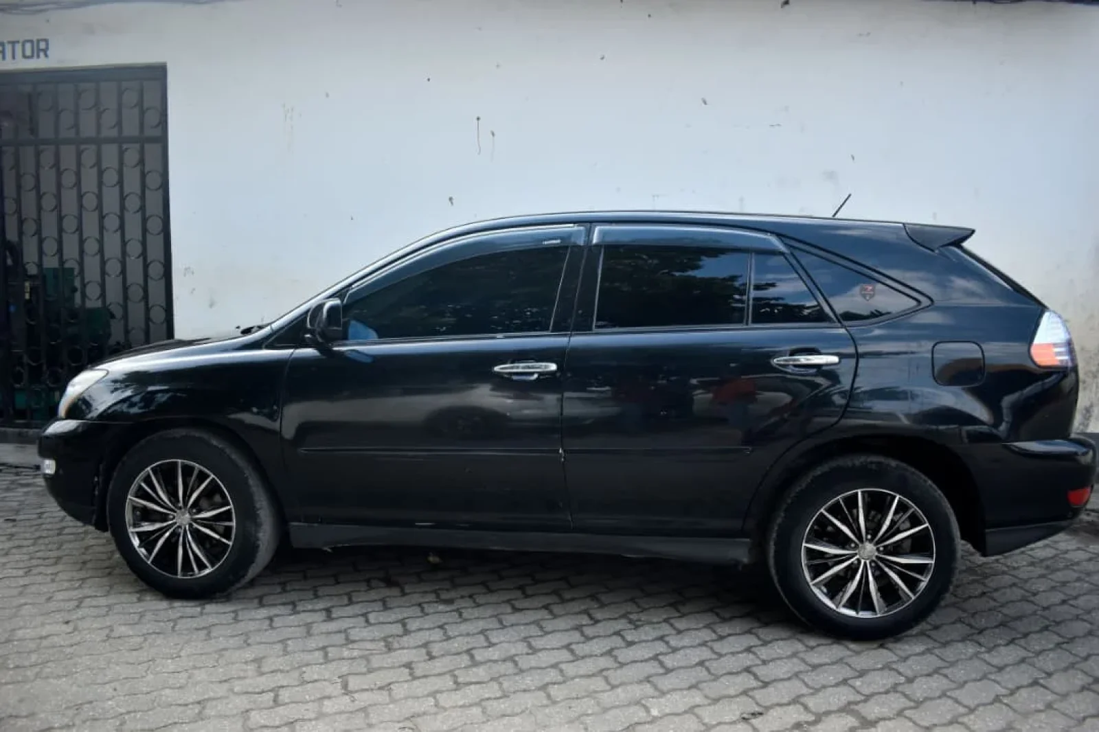 Miete Toyota Harrier  Schwarz 2006 in der Zanzibar - 2 