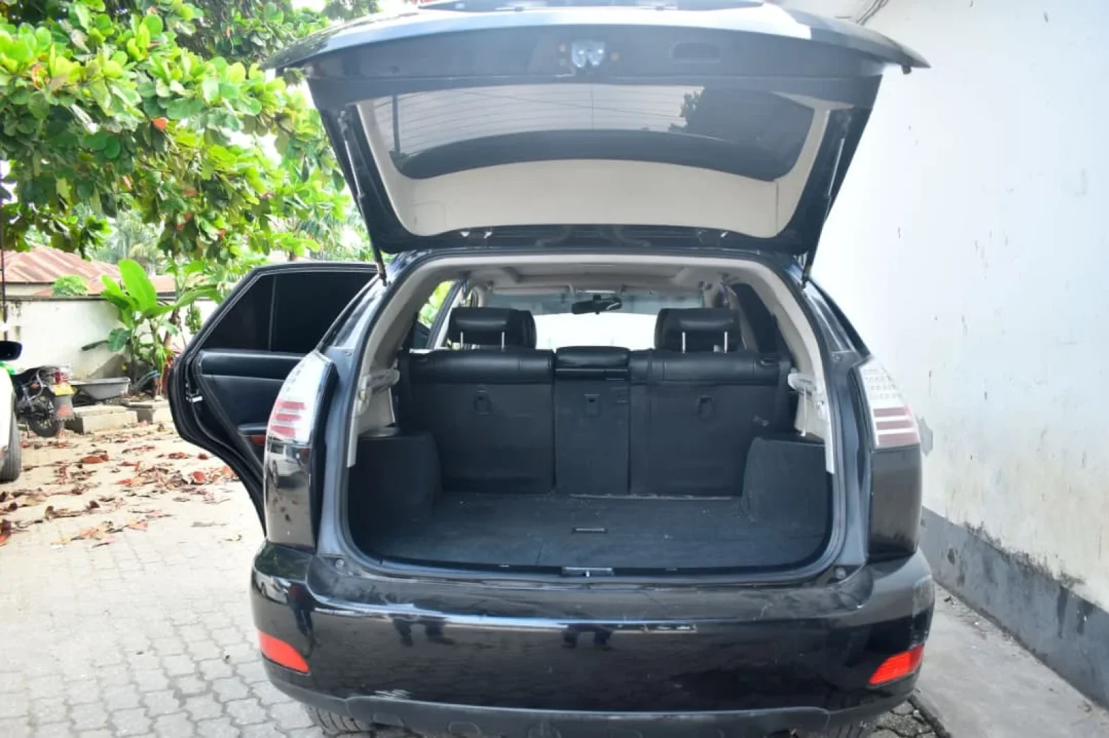 Miete Toyota Harrier  Schwarz 2006 in der Zanzibar - 3 