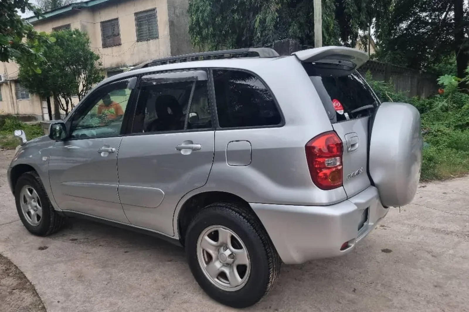 Alquiler Toyota RAV4  Gris 2008 en Zanzibar - 2 