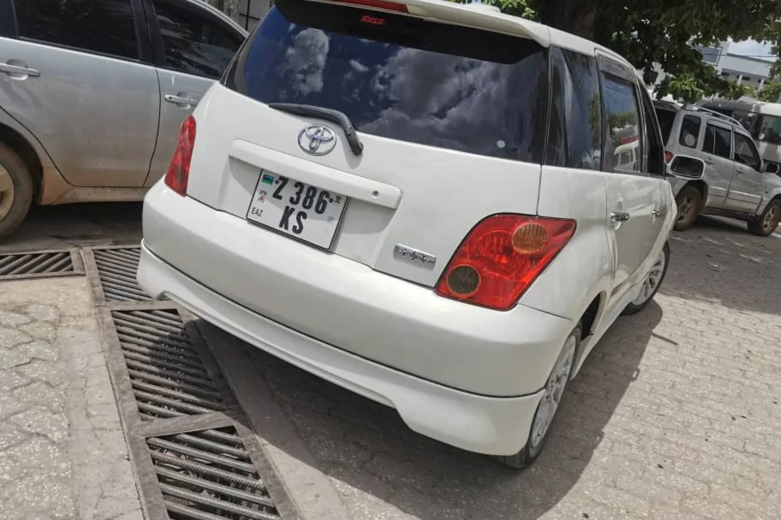 Аренда Toyota ist  Белый 2008 в Zanzibar - 2 