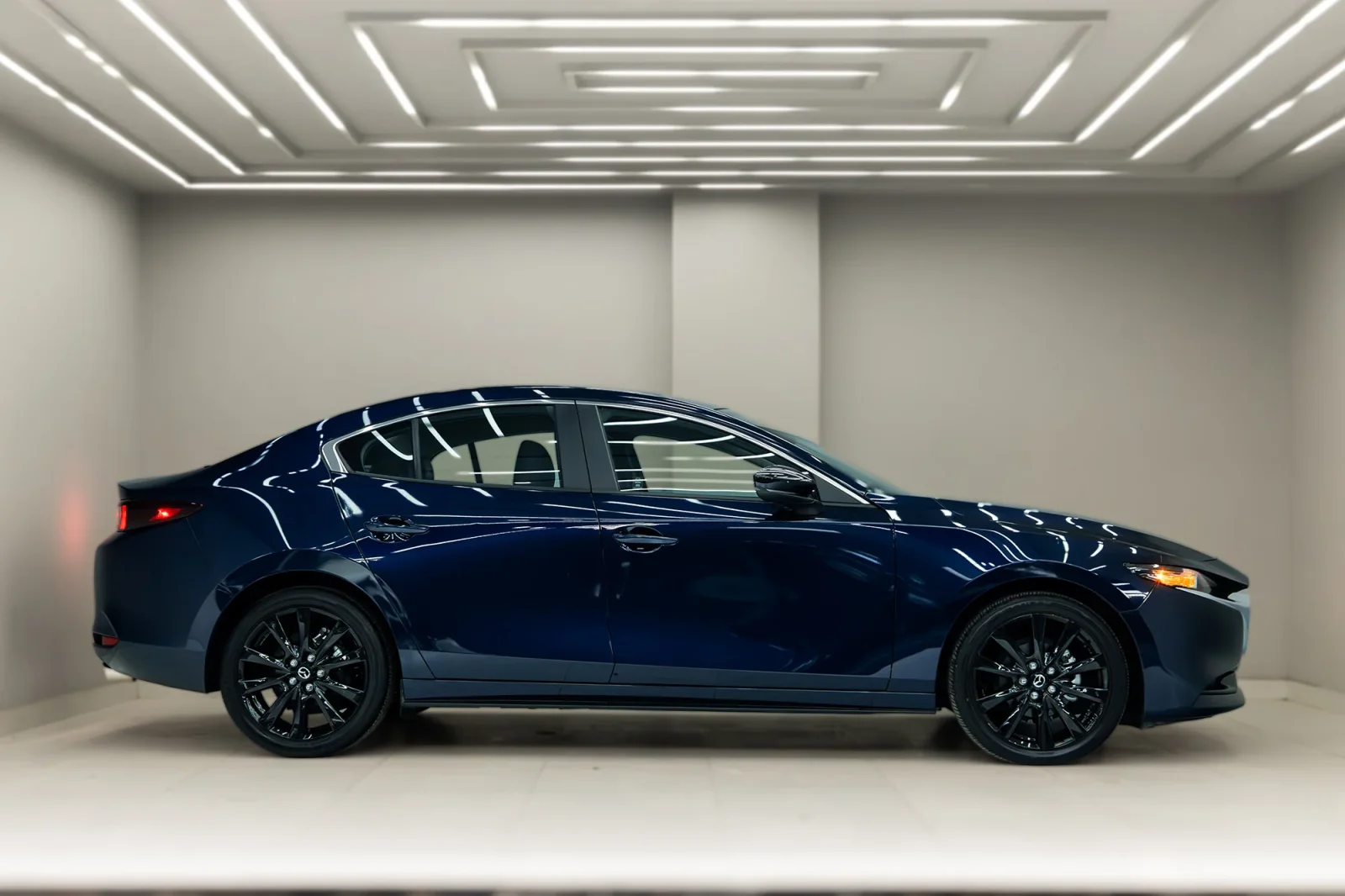 Loyer Mazda 3  Bleu 2025 en Abou Dabi - 7 