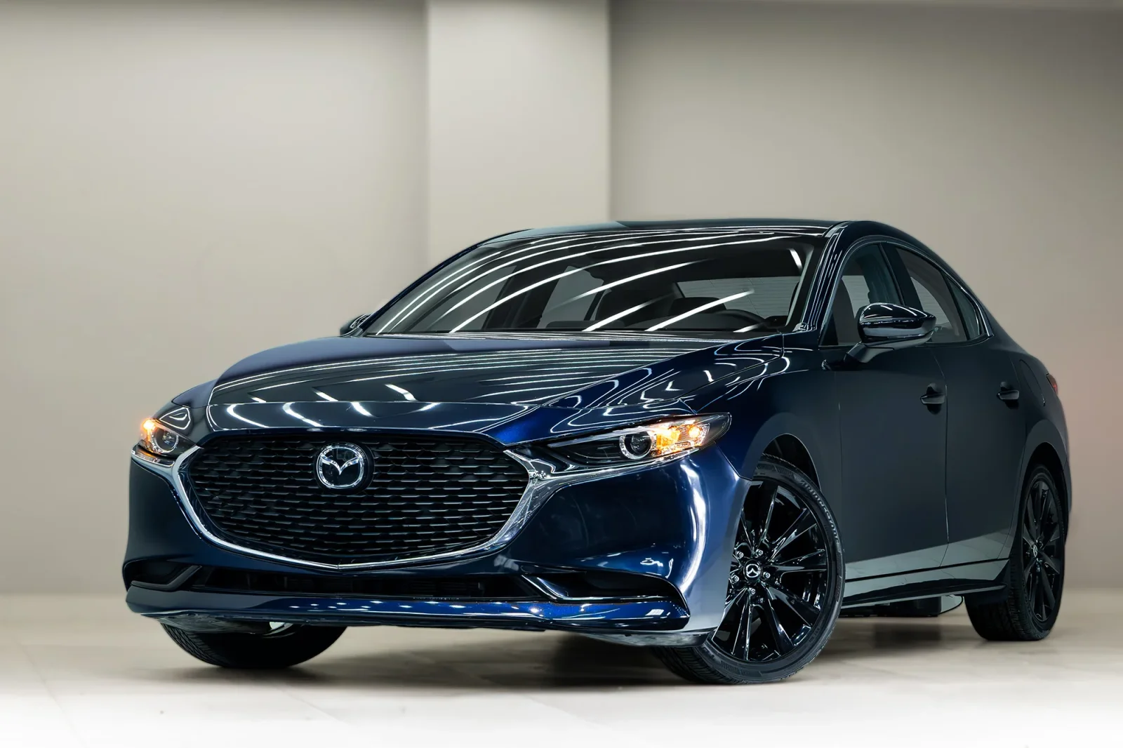 Loyer Mazda 3  Bleu 2025 en Abou Dabi