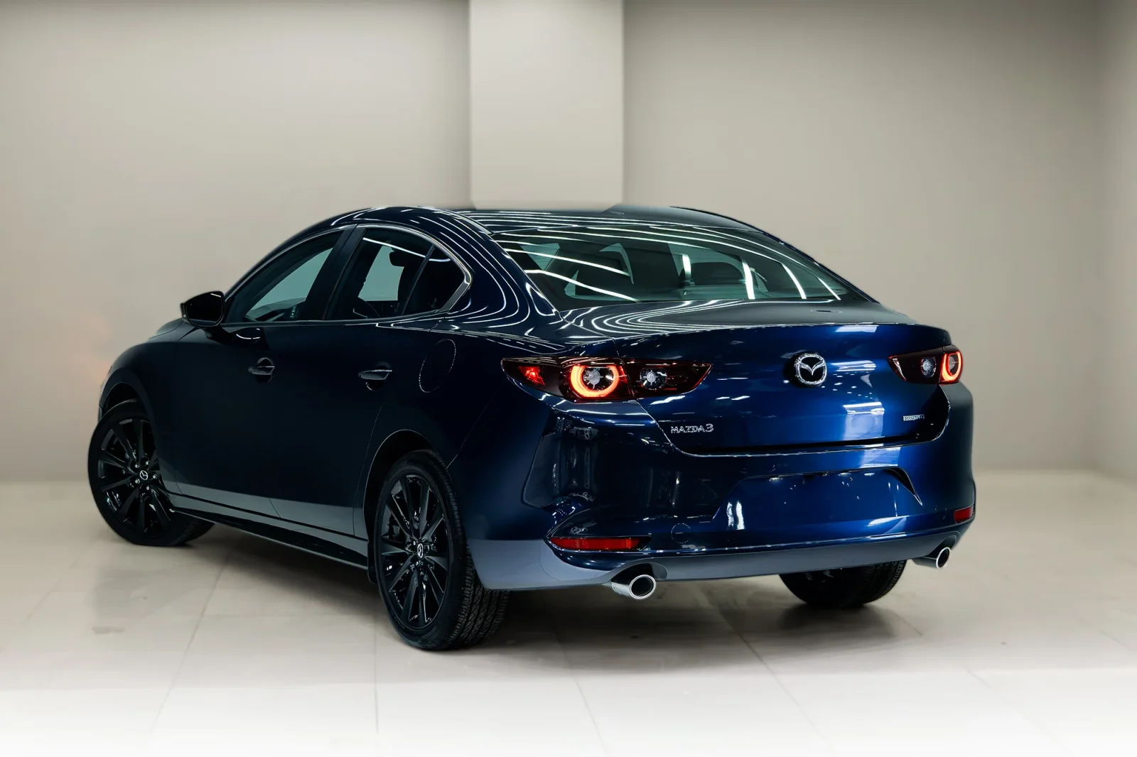 Loyer Mazda 3  Bleu 2025 en Abou Dabi - 2 