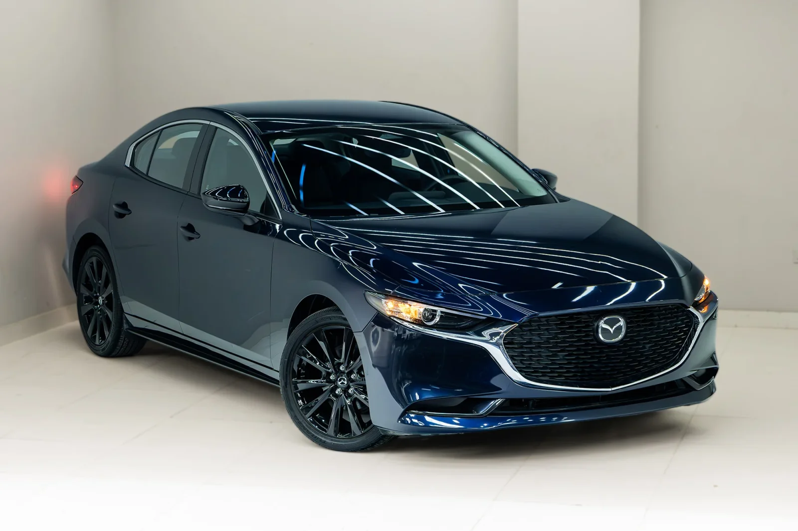 Loyer Mazda 3  Bleu 2025 en Abou Dabi - 8 
