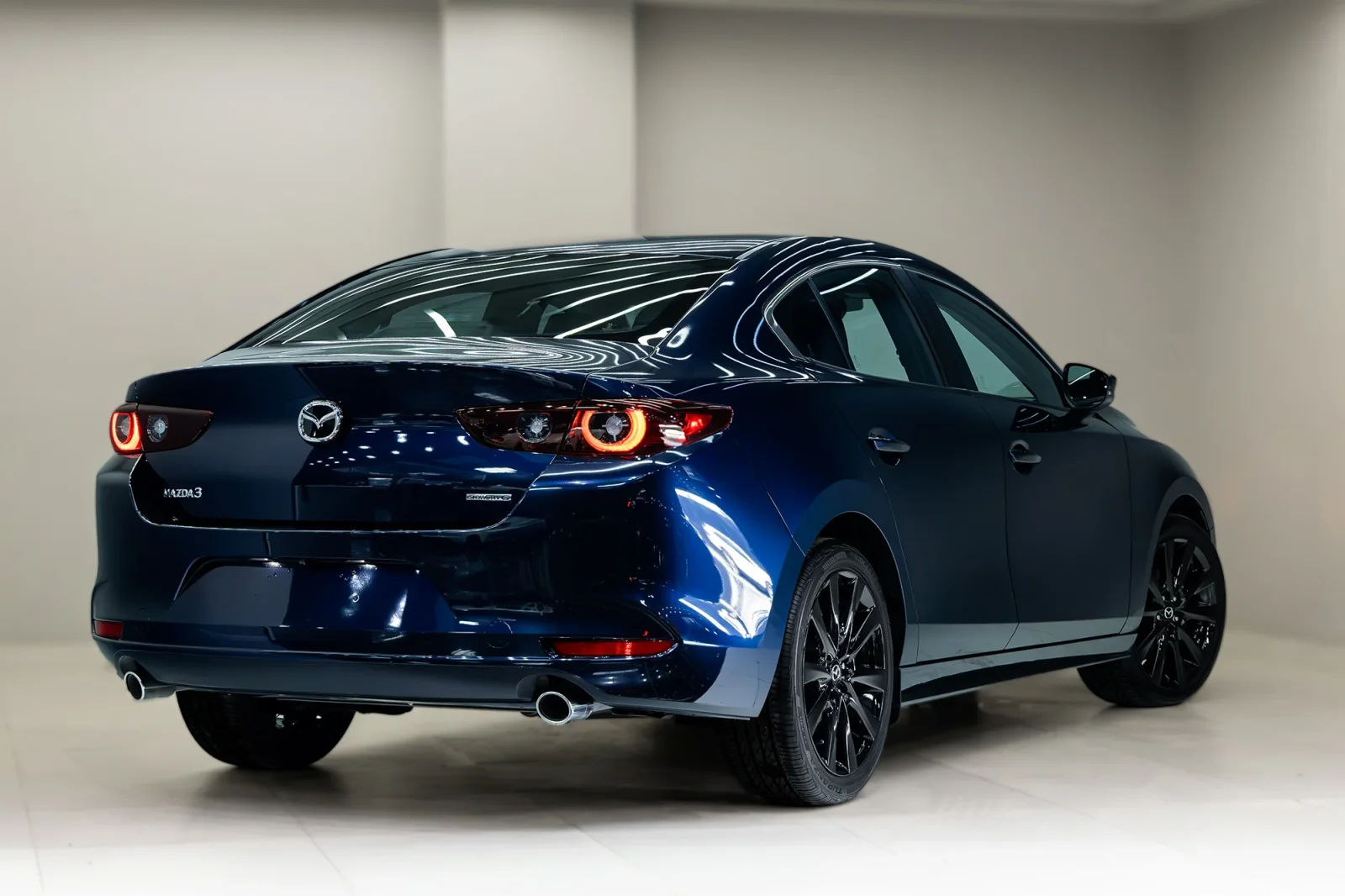 Loyer Mazda 3  Bleu 2025 en Abou Dabi - 11 