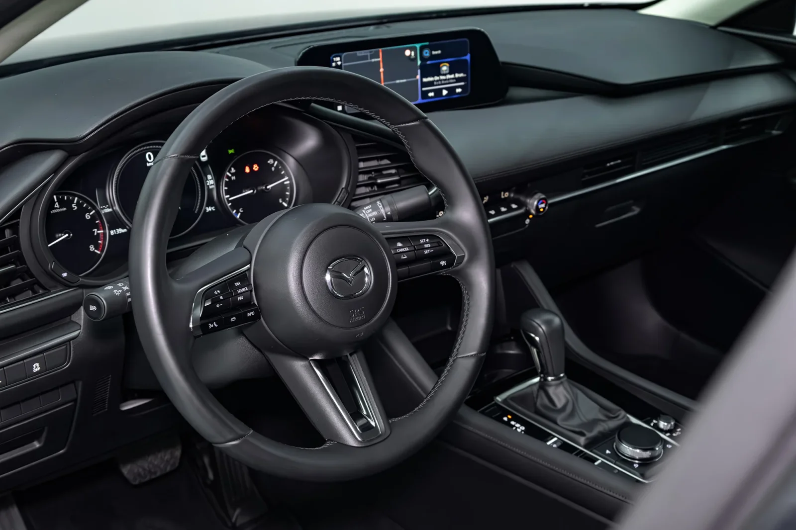 Loyer Mazda 3  Bleu 2025 en Abou Dabi - 3 