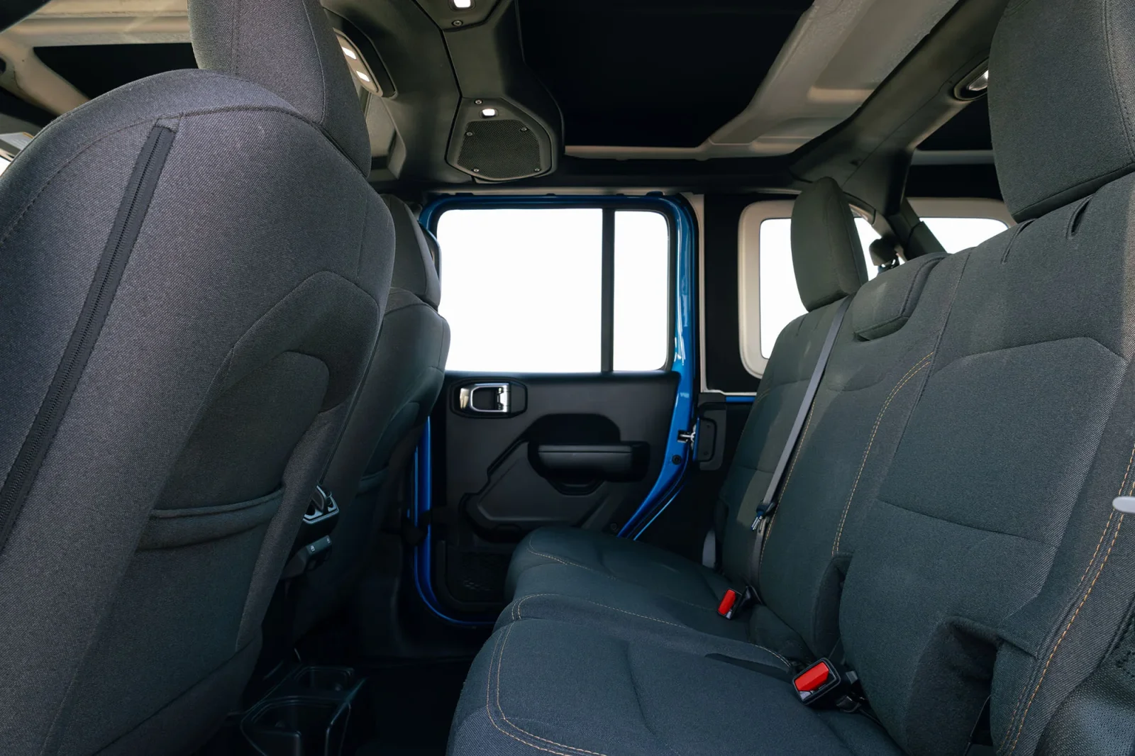 Rent Jeep Wrangler  Blue 2024 in Abu Dhabi - 9 
