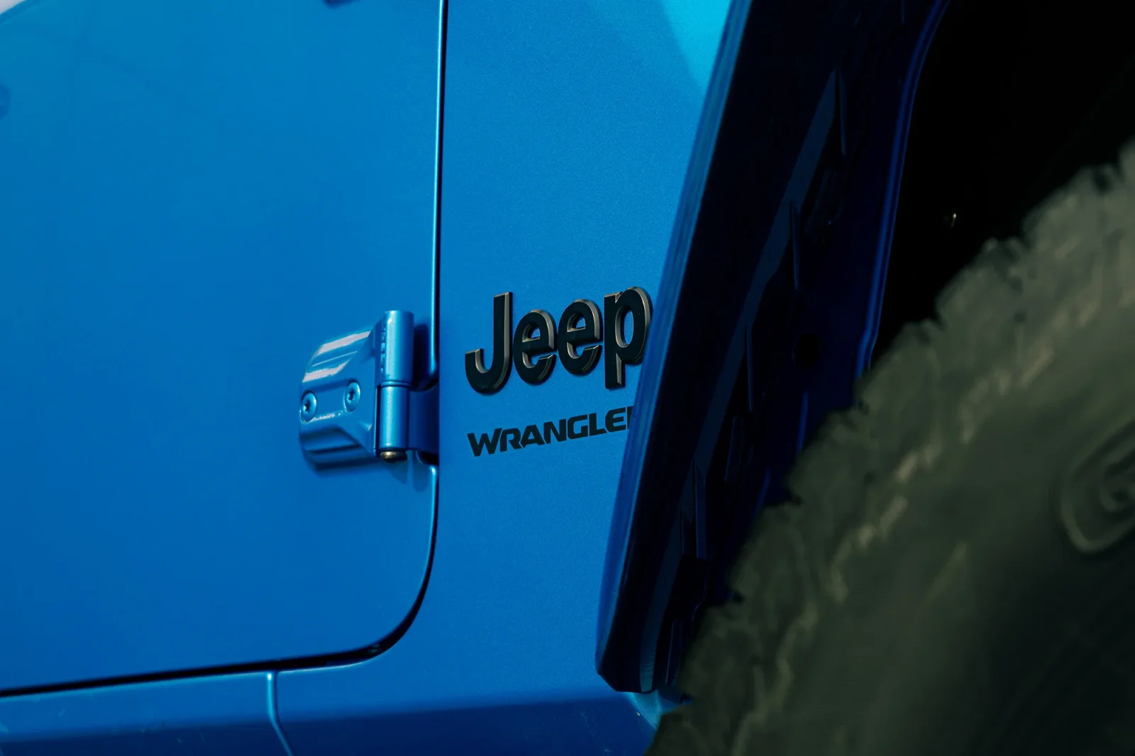 Rent Jeep Wrangler  Blue 2024 in Abu Dhabi - 6 