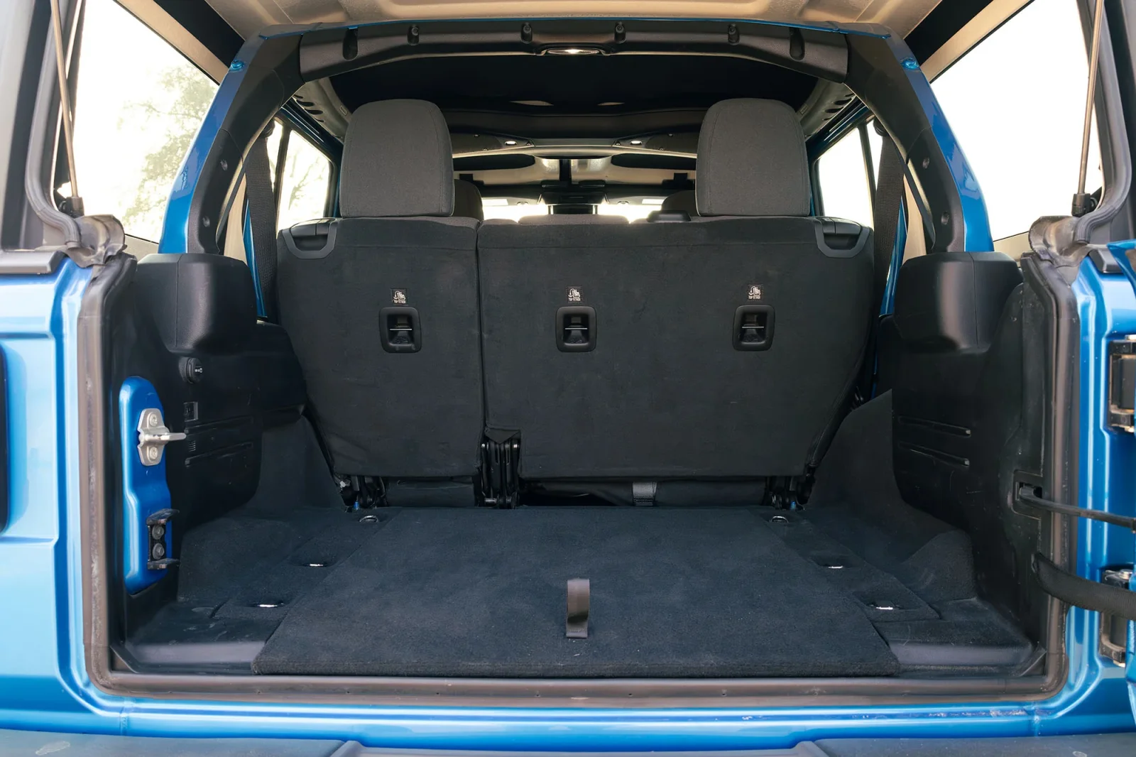 Rent Jeep Wrangler  Blue 2024 in Abu Dhabi - 10 
