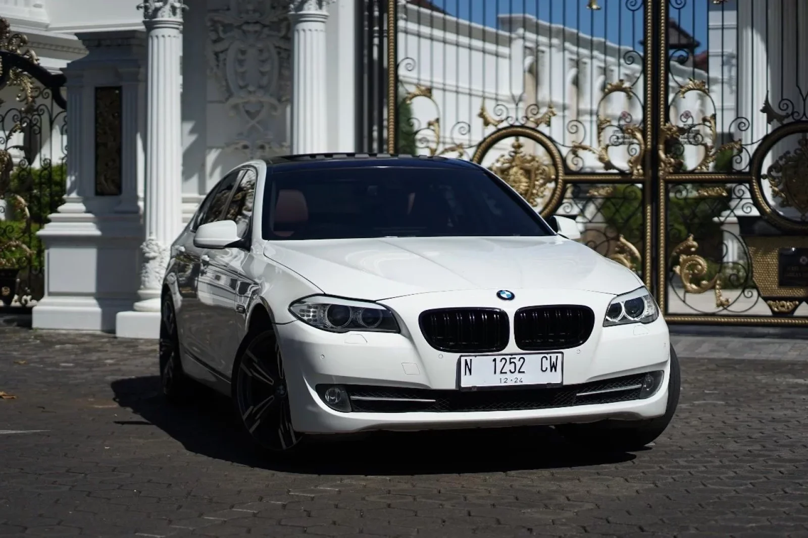 Alquiler BMW 5-Series 520i Blanco 2015 en Bali