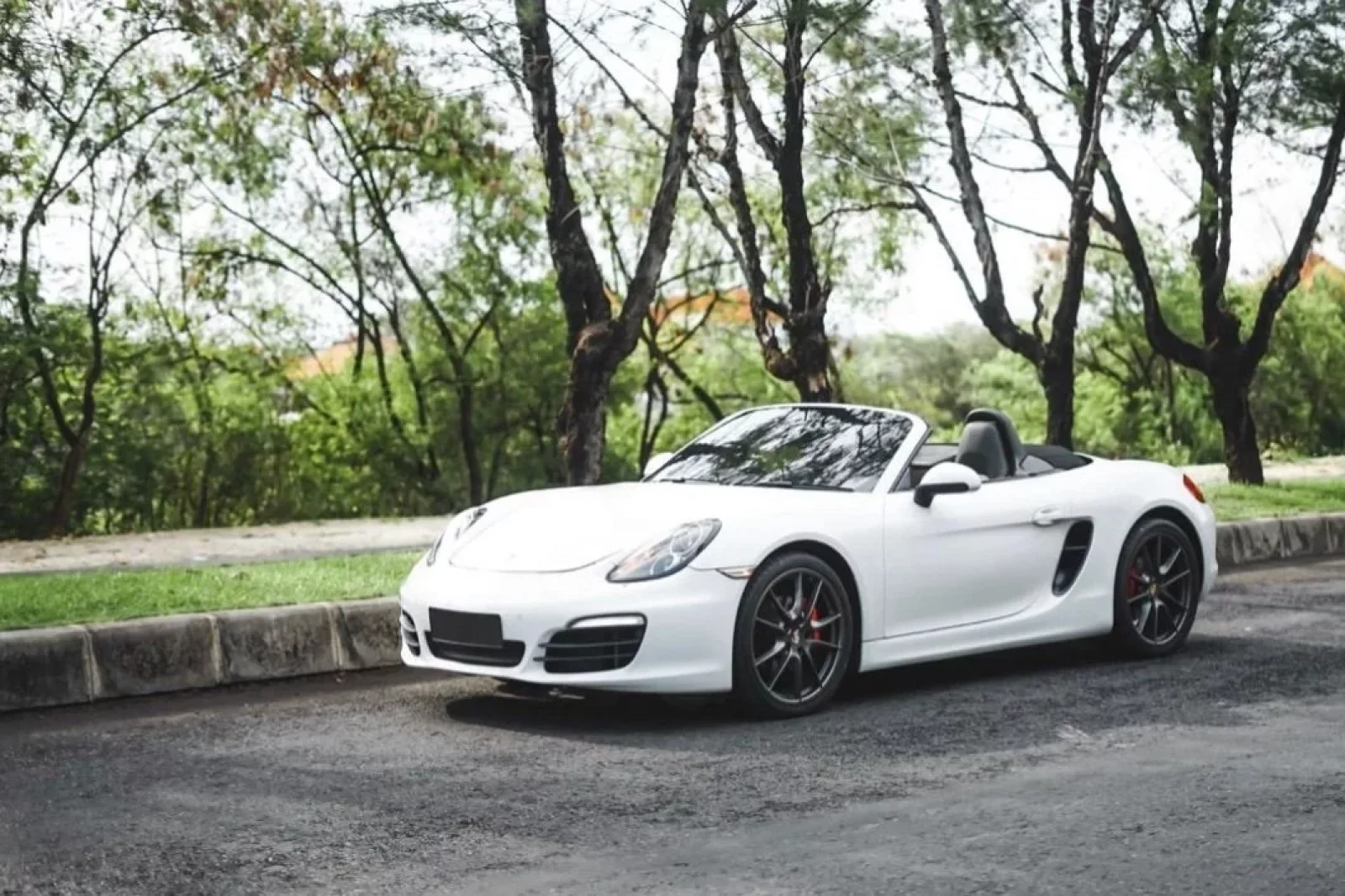 Alquiler Porsche Boxster Black Soft Top Blanco 2014 en Bali