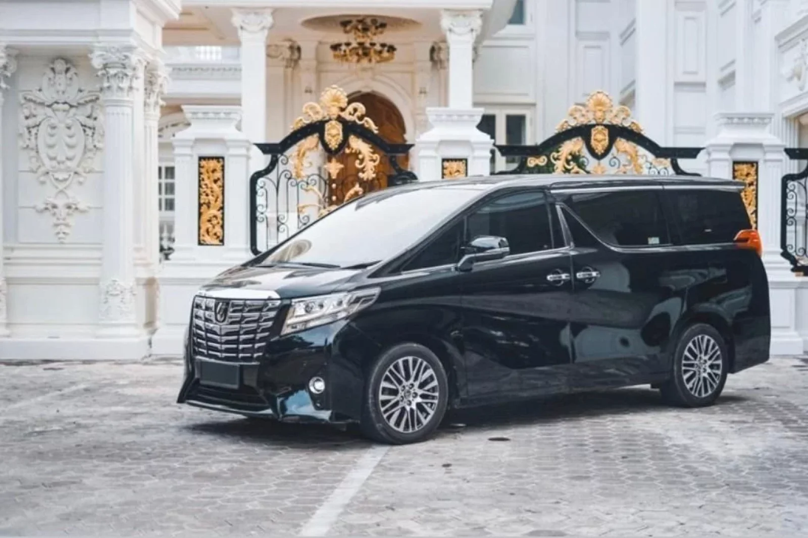 Loyer Toyota Alphard  Noir 2017 en Bali