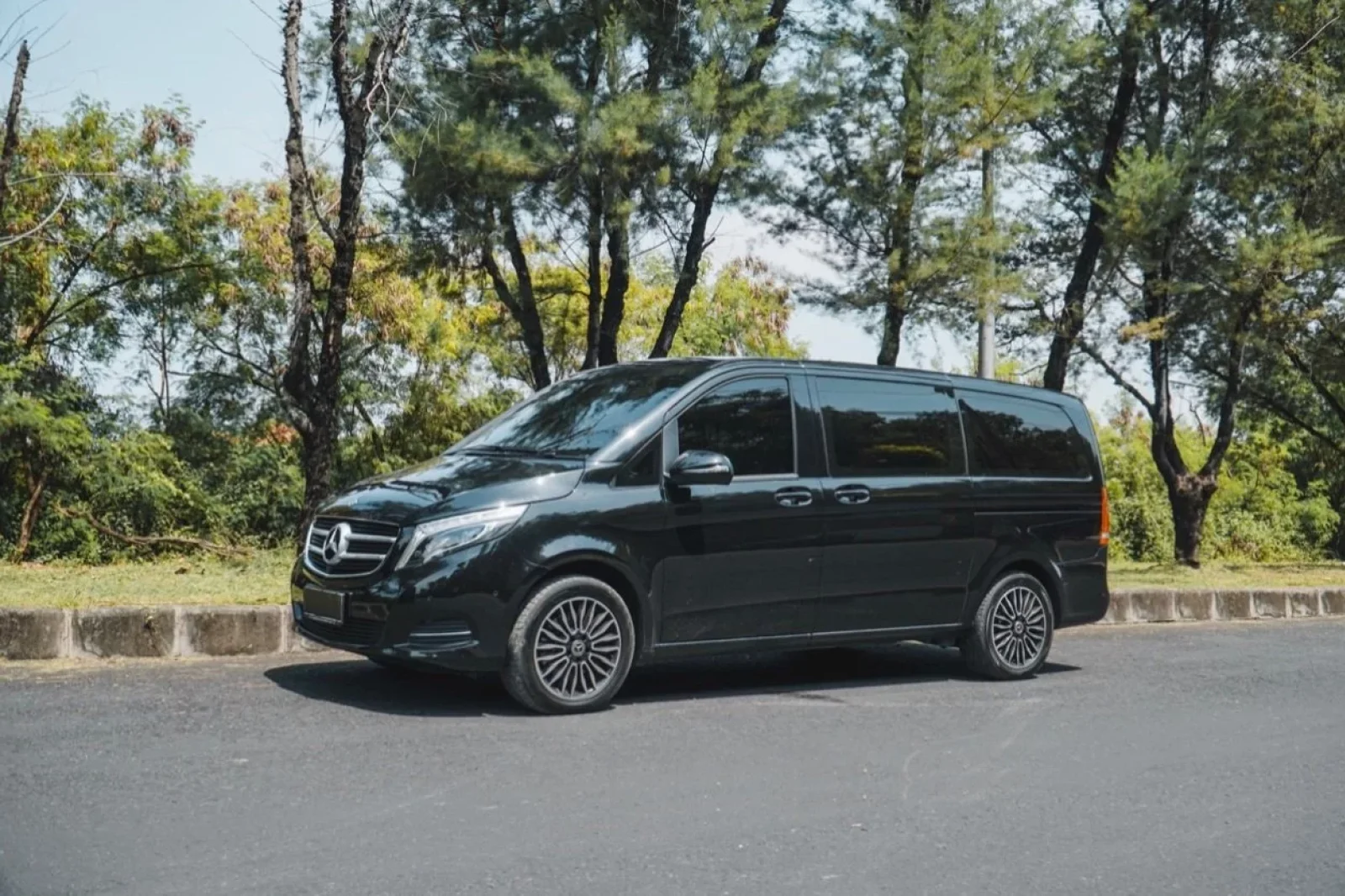 Loyer Mercedes-Benz V-Class 260 Noir 2019 en Bali