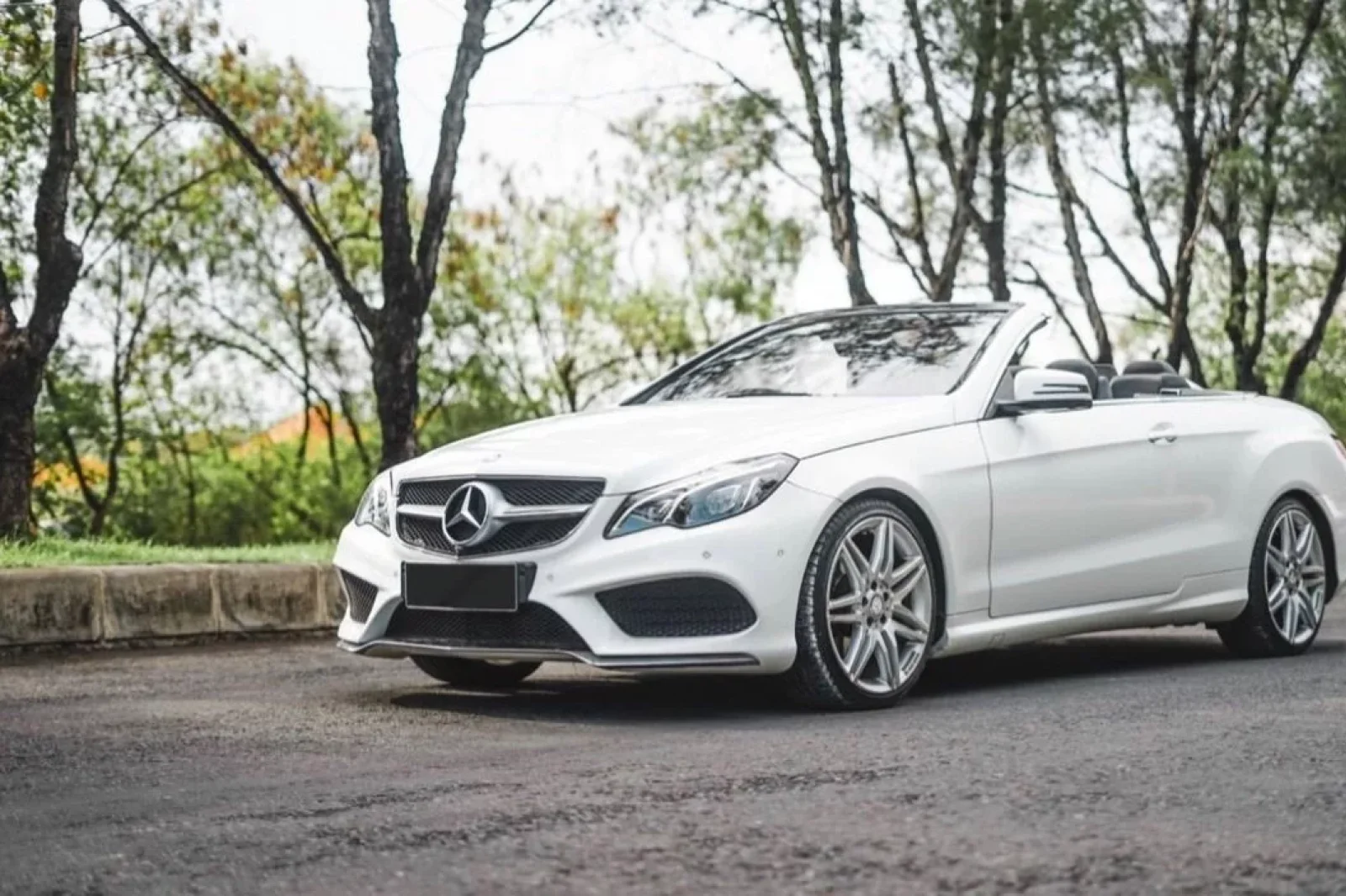 Loyer Mercedes-Benz E-Class  Blanc 2015 en Bali