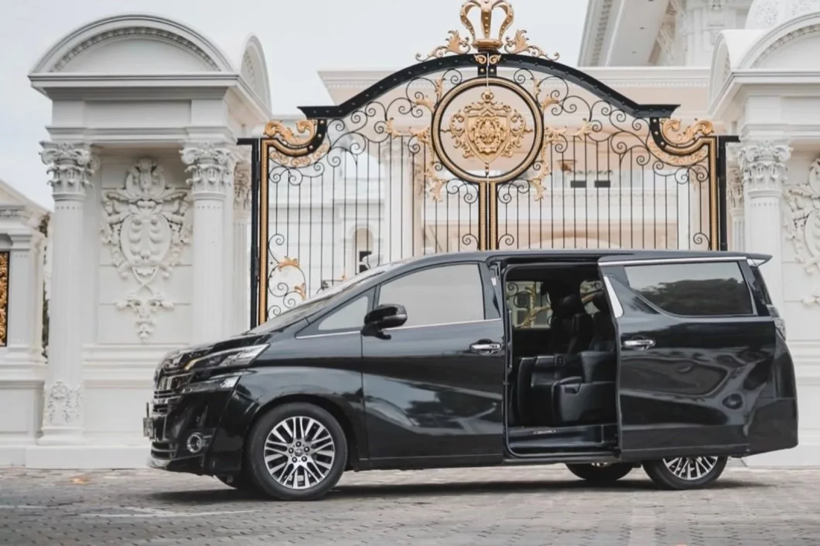 Alquiler Toyota Vellfire Transformer Negro 2015 en Bali