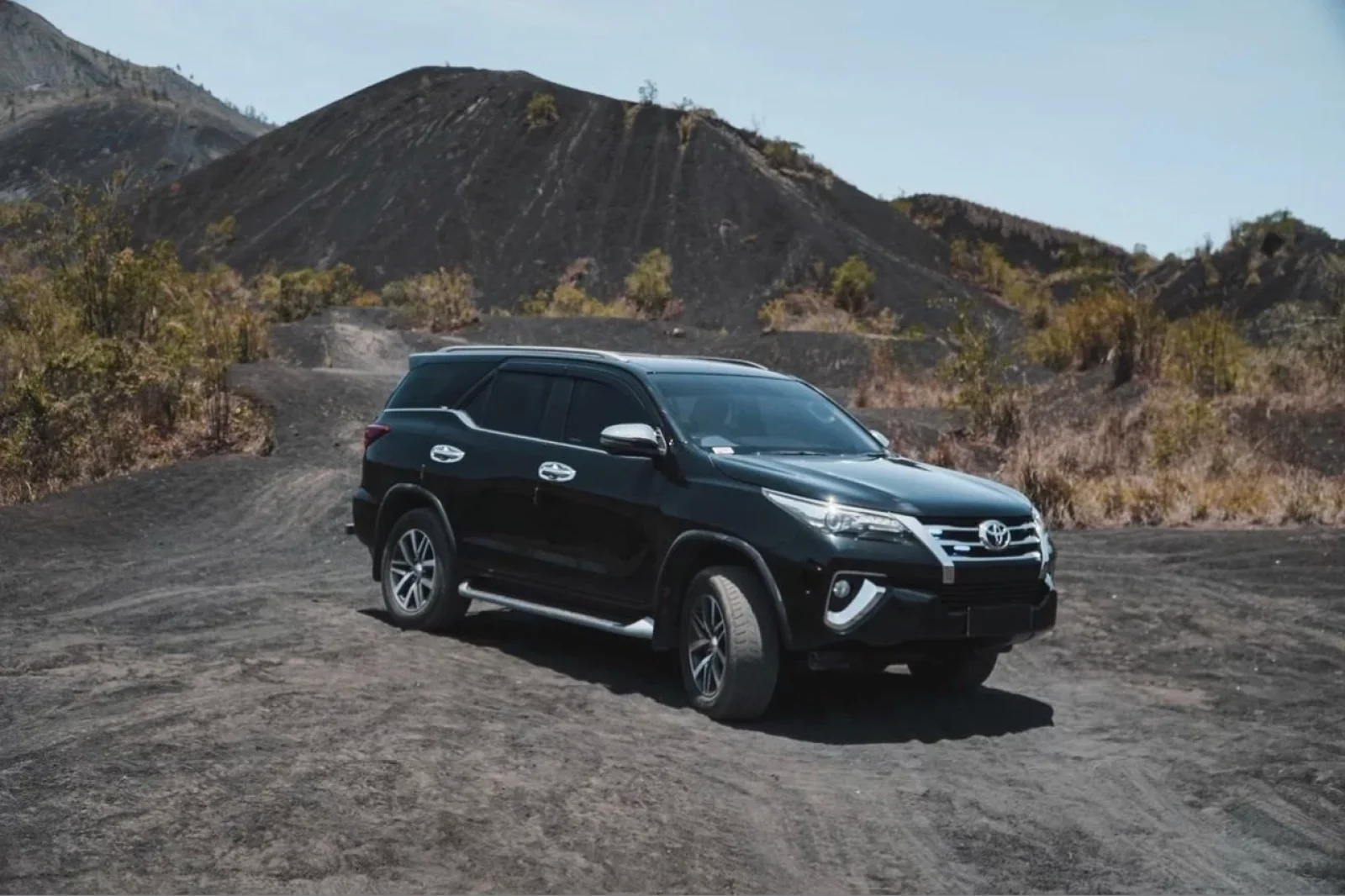 Miete Toyota Fortuner VRZ Schwarz 2016 in der Bali