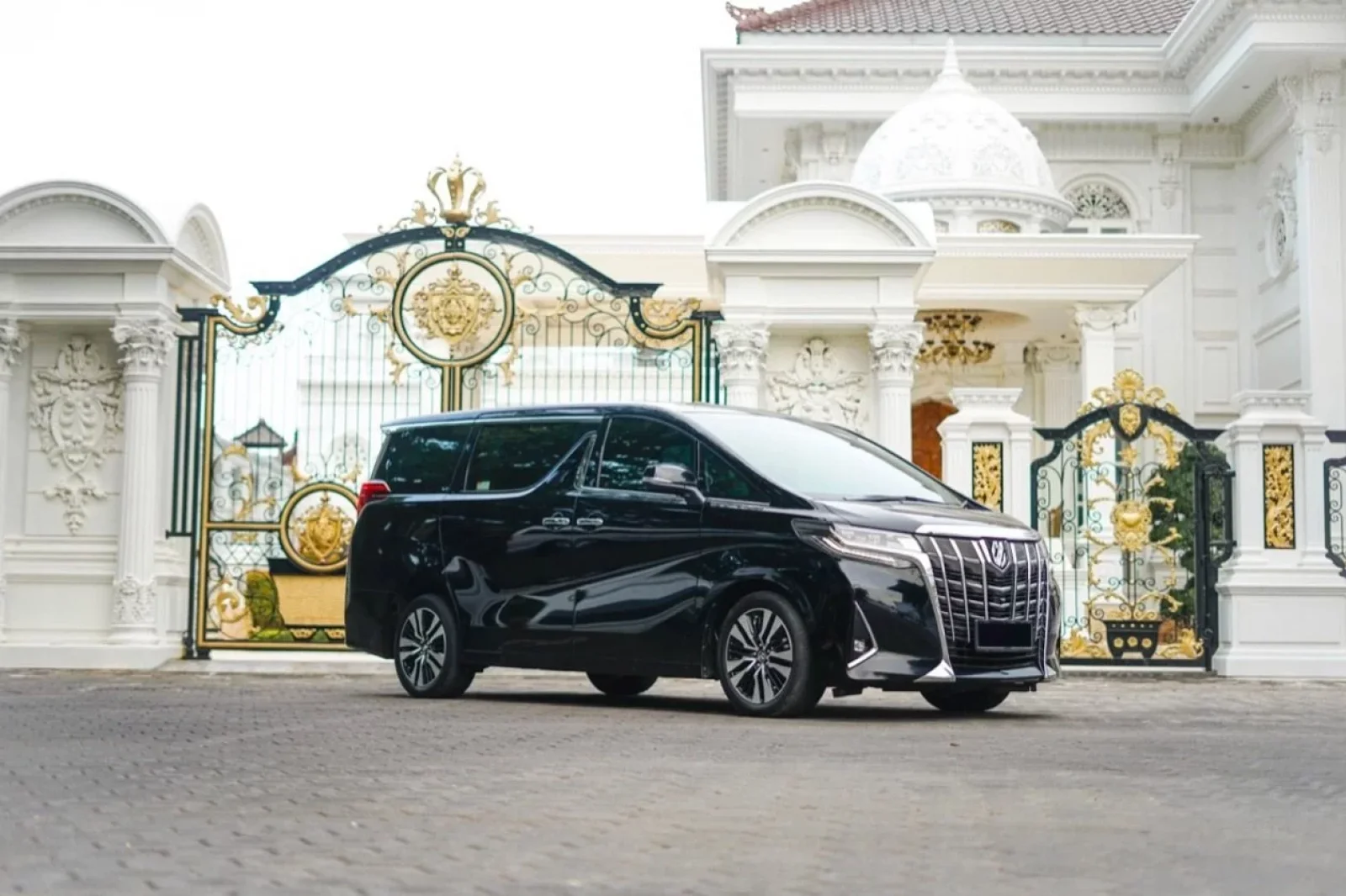 Miete Toyota Alphard Transformer Facelist Schwarz 2019 in der Bali