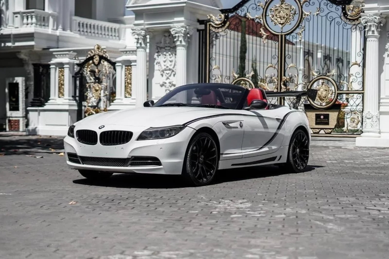 Rent BMW Z4 Devil White 2010 in Bali