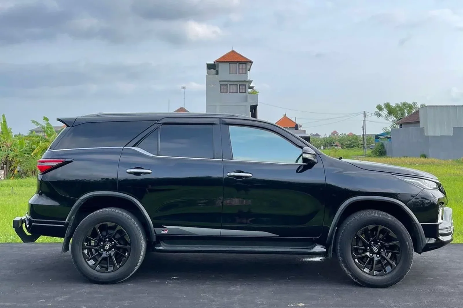 Alquiler Toyota Fortuner  Negro 2022 en Bali