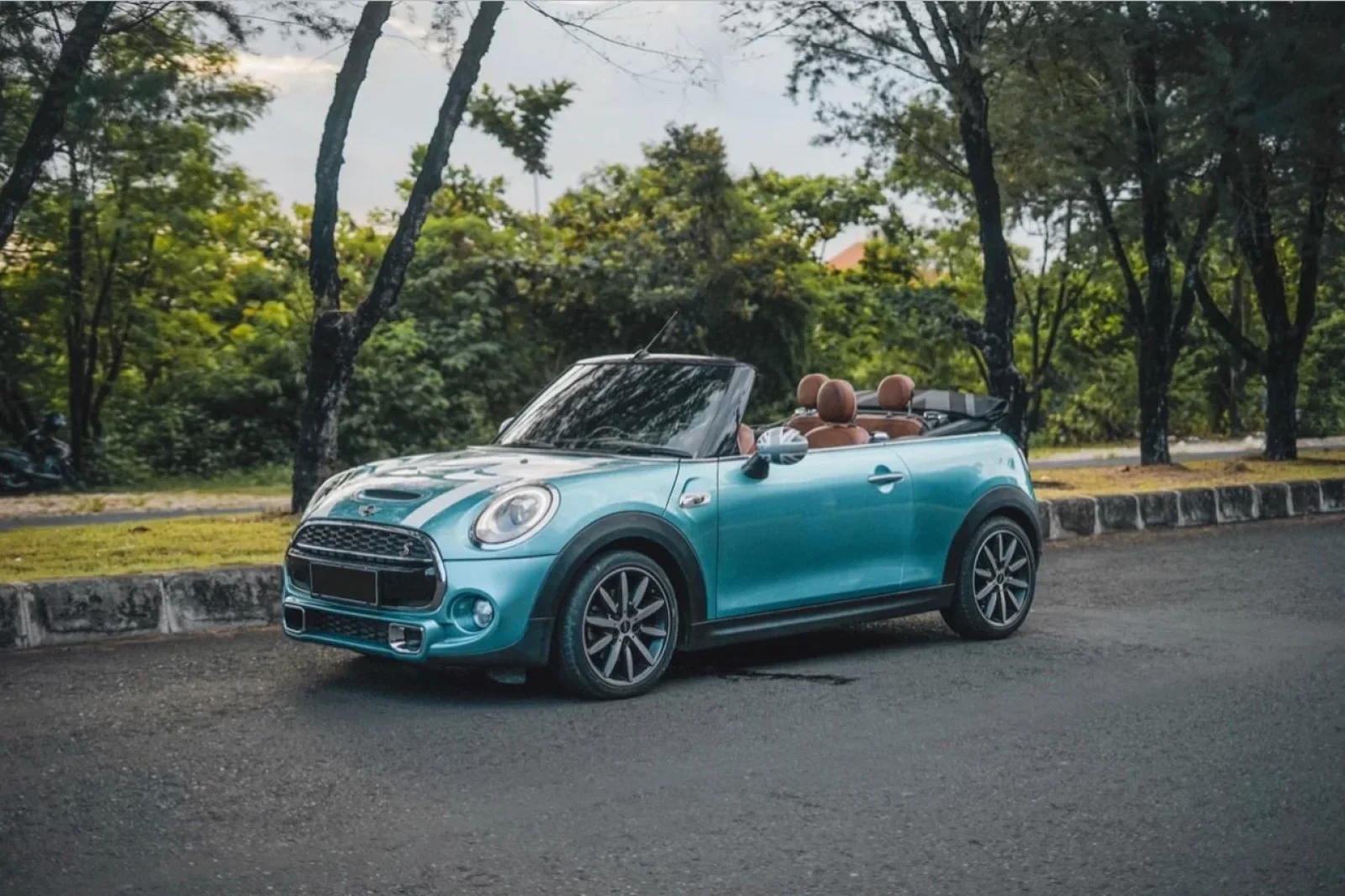 Loyer Mini Cooper S Cabriolet Bleu ciel 2020 en Bali